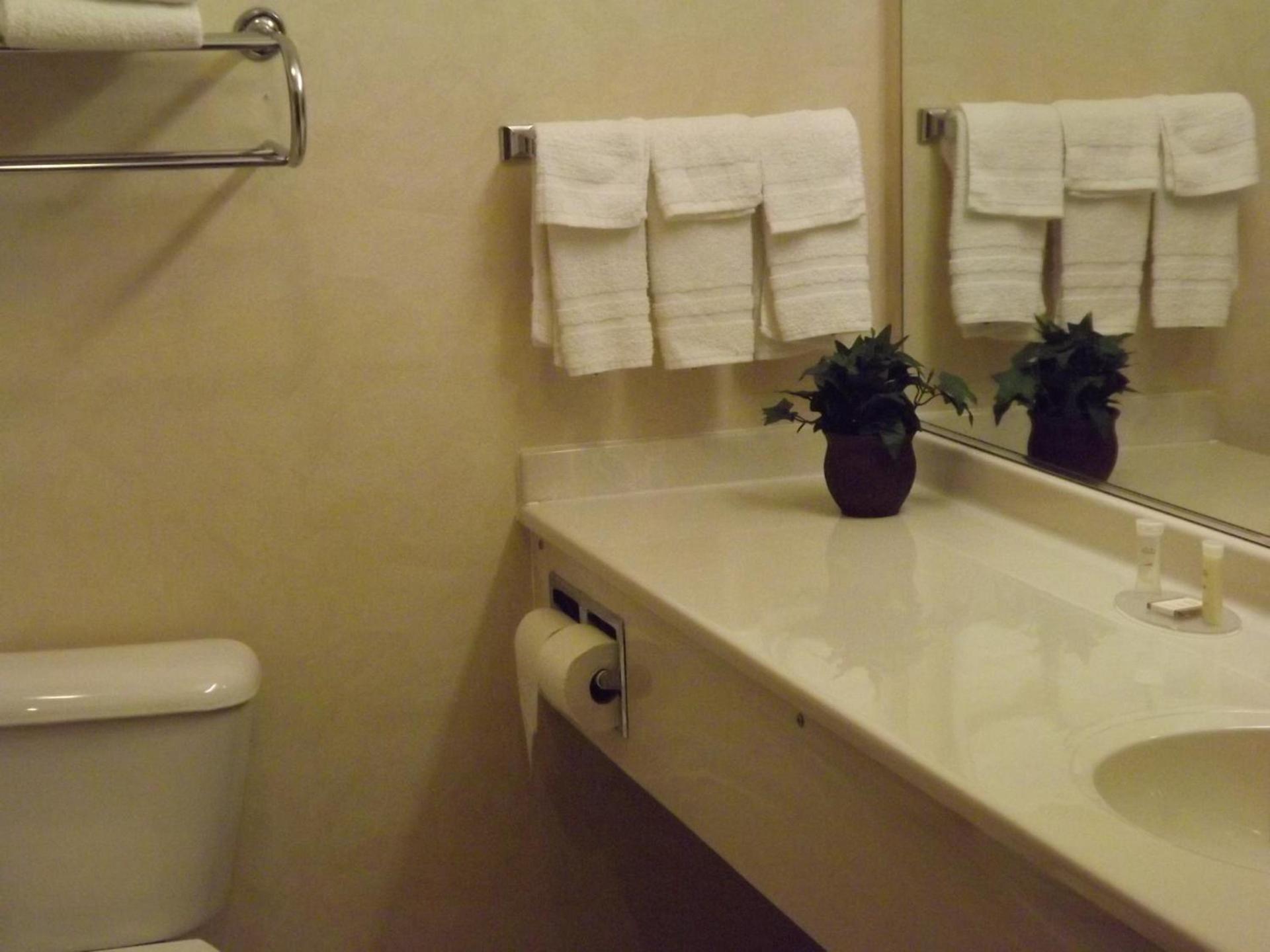 Howard Johnson by Wyndham Oacoma Hotel & Suites photo 30