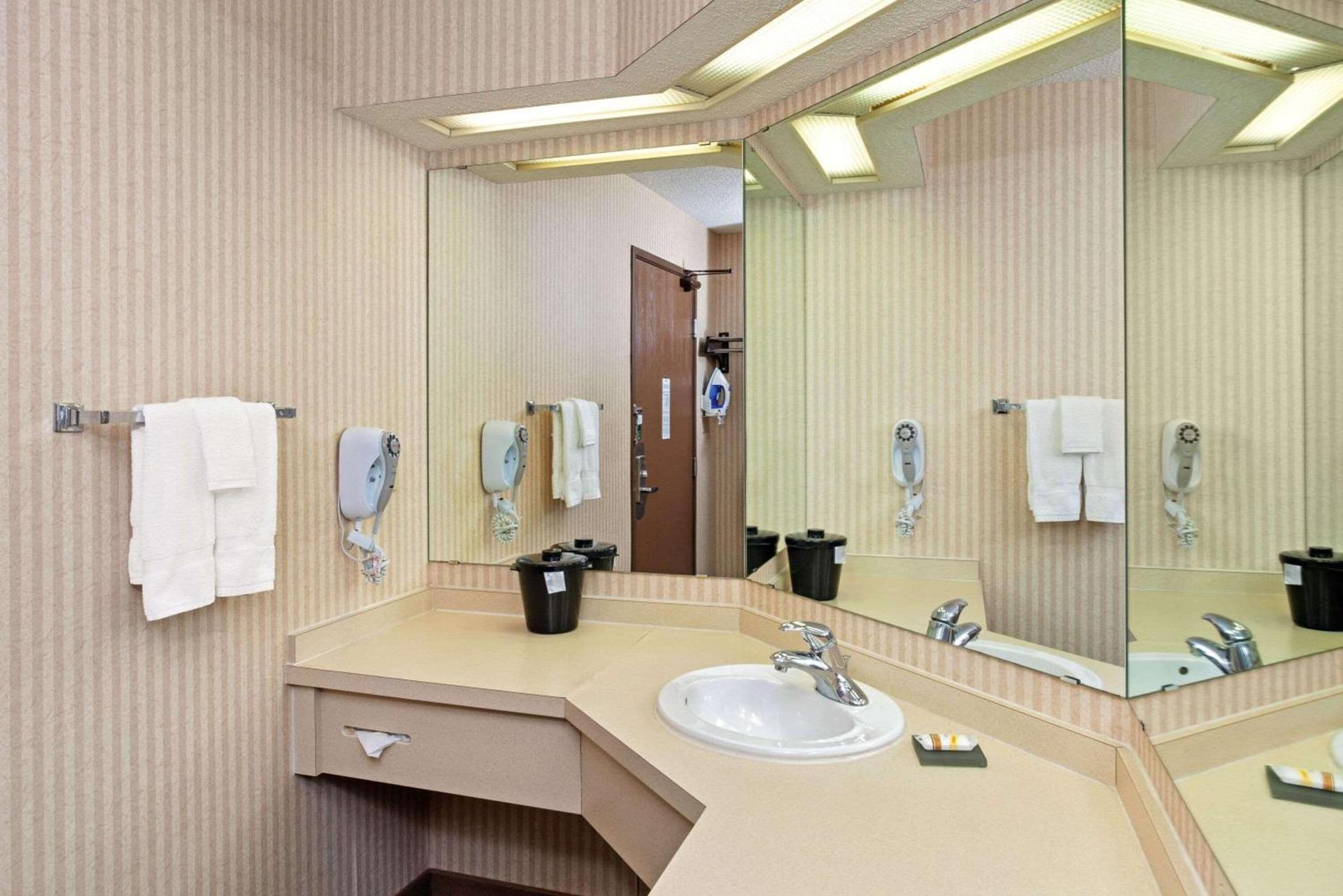 La Quinta by Wyndham Stevens Point photo 18