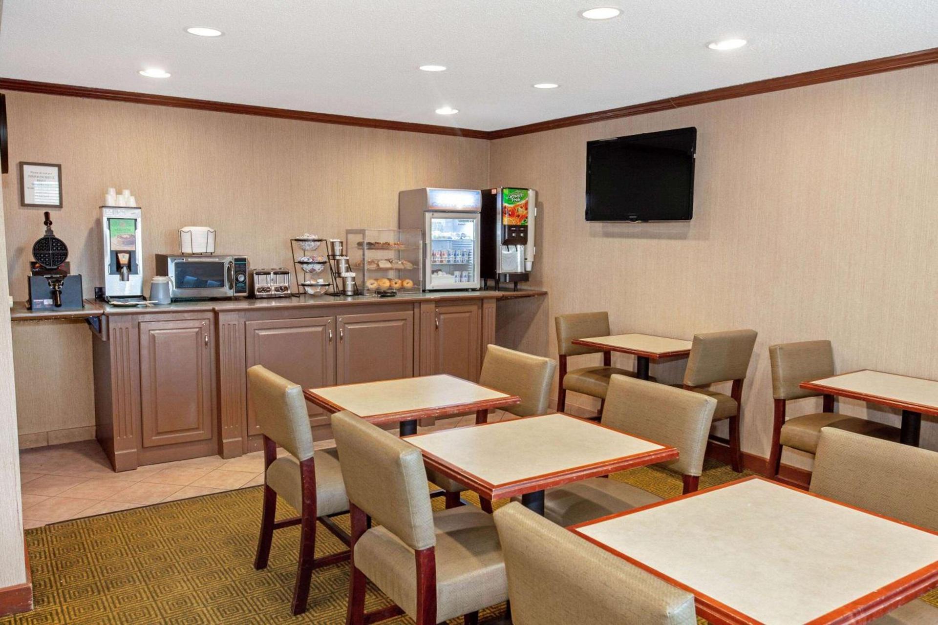 La Quinta by Wyndham Stevens Point photo 8