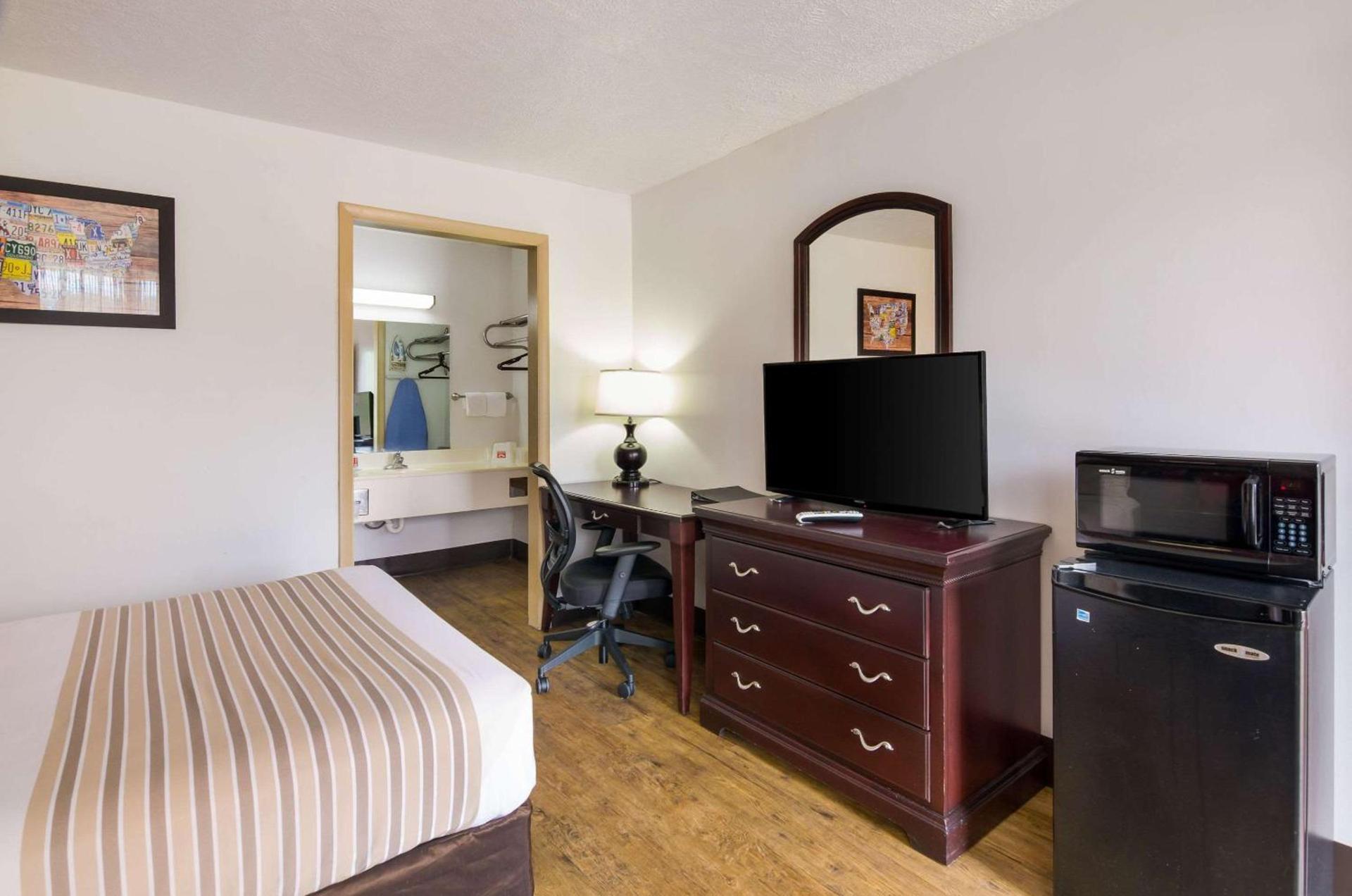 Econo Lodge Marion I-81 photo 10