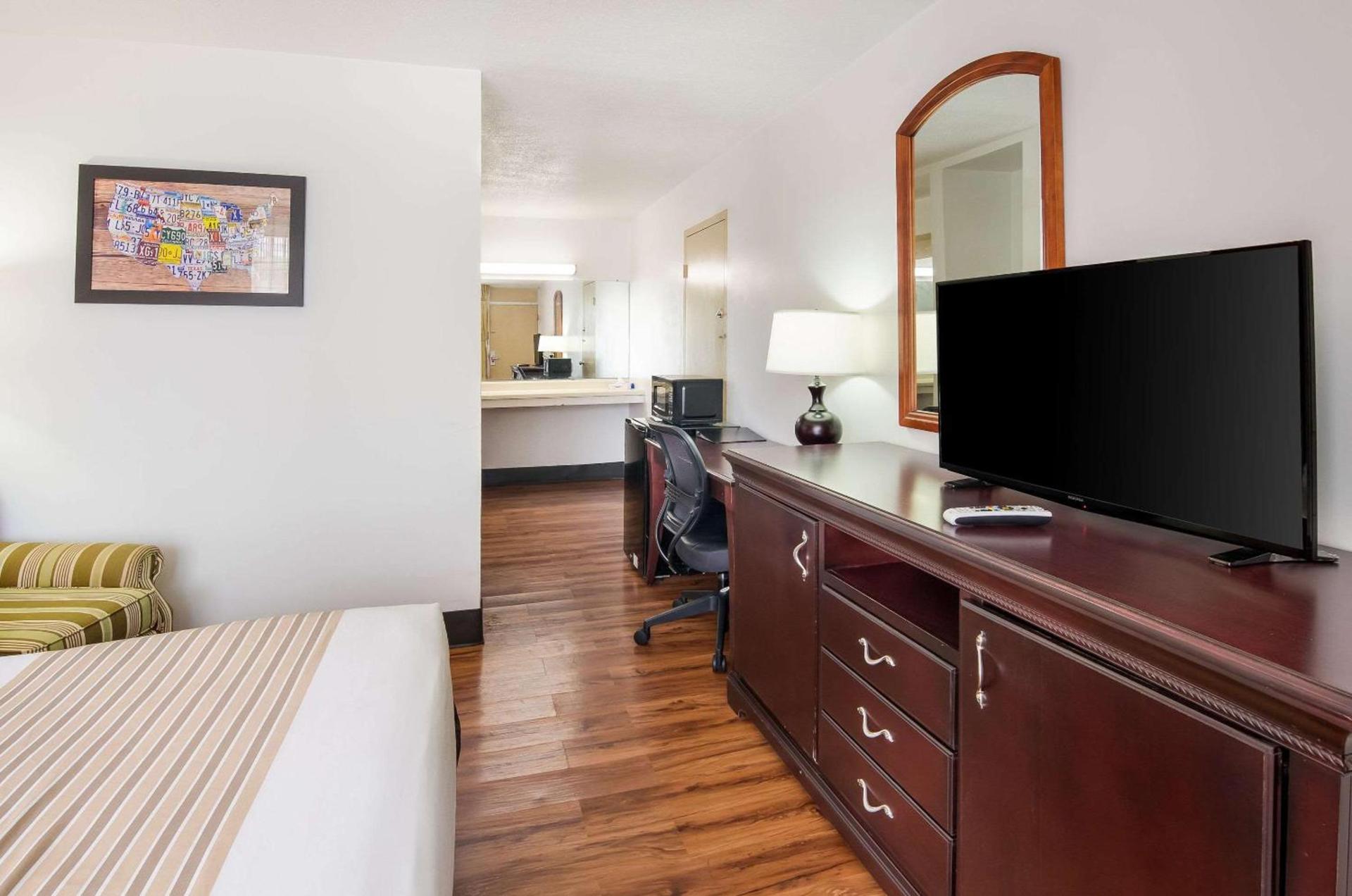 Econo Lodge Marion I-81 photo 12