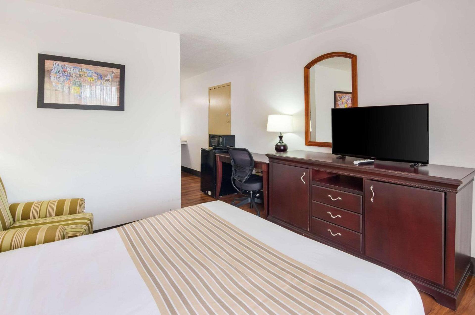 Econo Lodge Marion I-81 photo 13