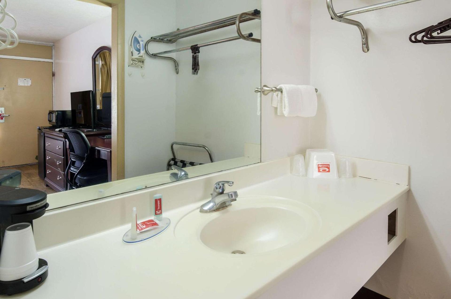 Econo Lodge Marion I-81 photo 24