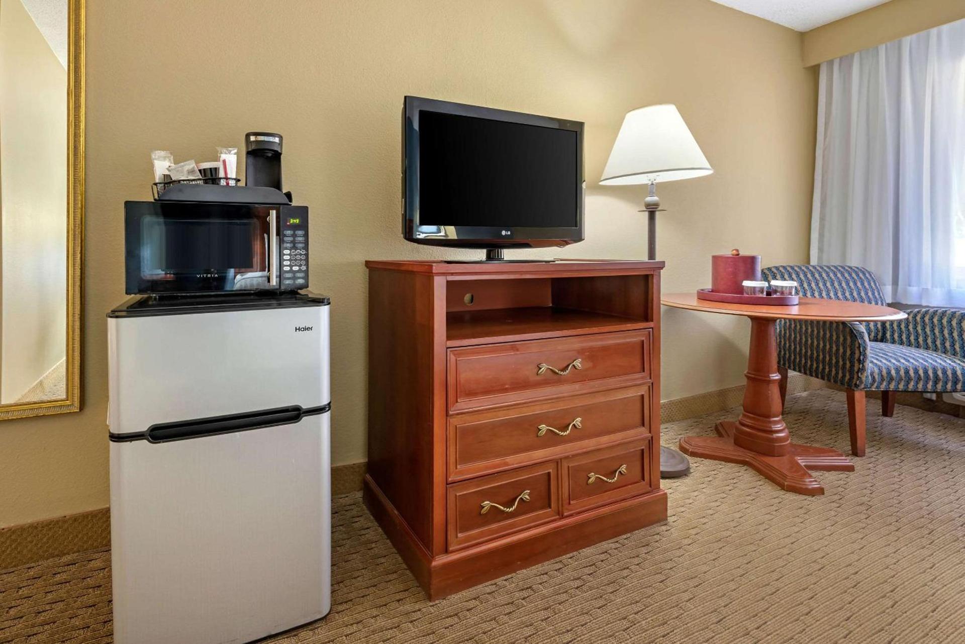 Clarion Hotel Conference Center Lexington North photo 9