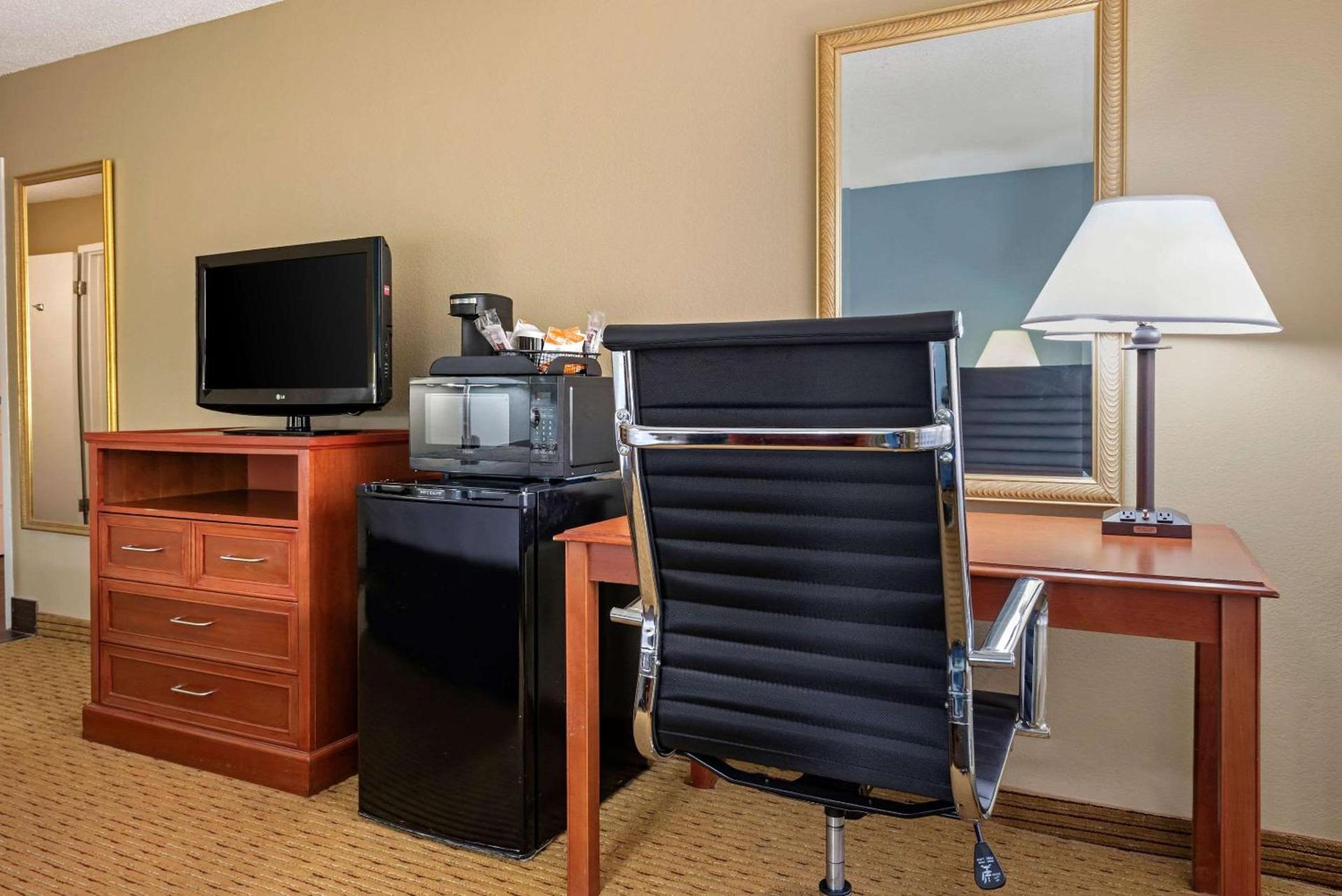 Clarion Hotel Conference Center Lexington North photo 23