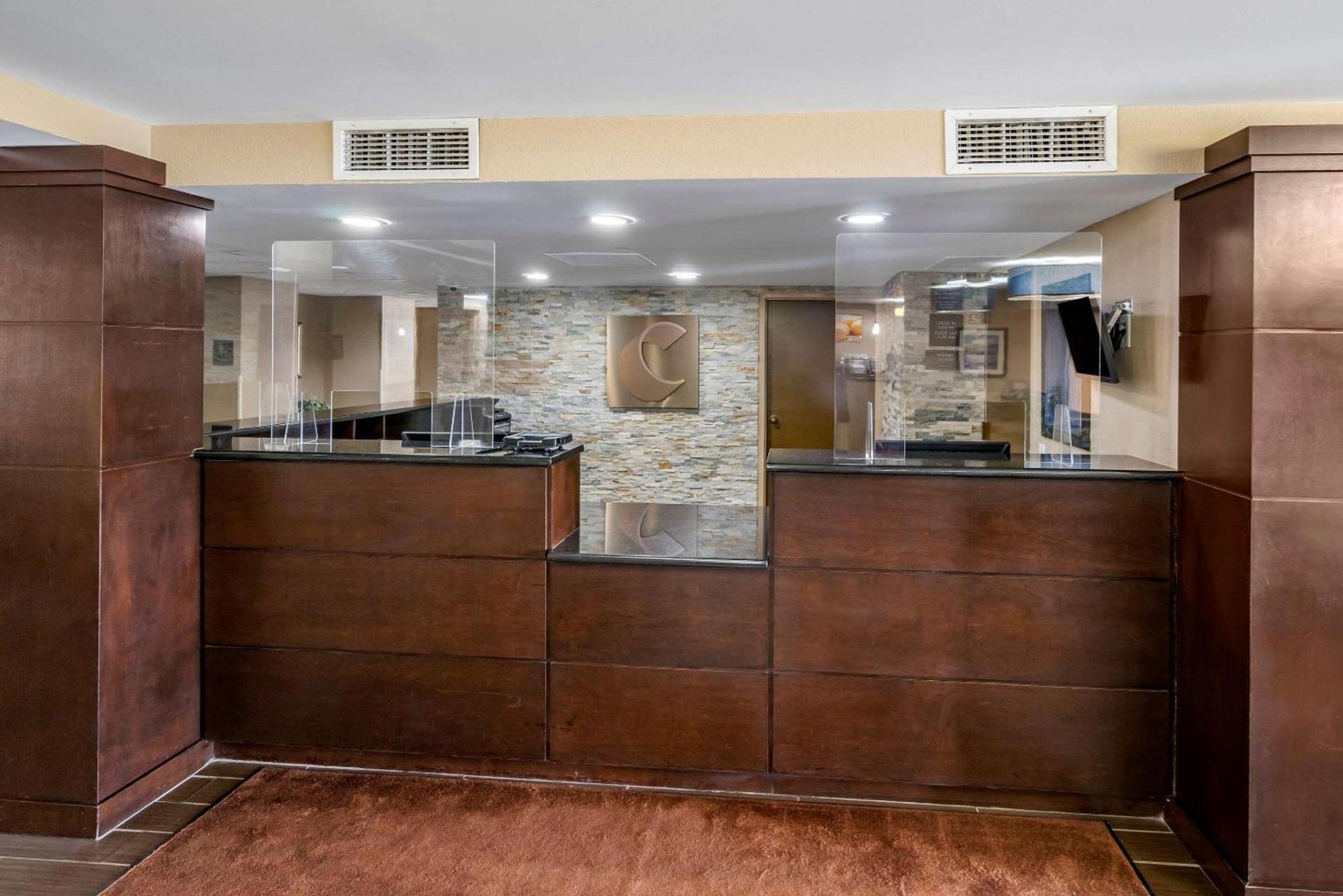 Comfort Inn & Suites St Pete - Clearwater International Airport photo 9