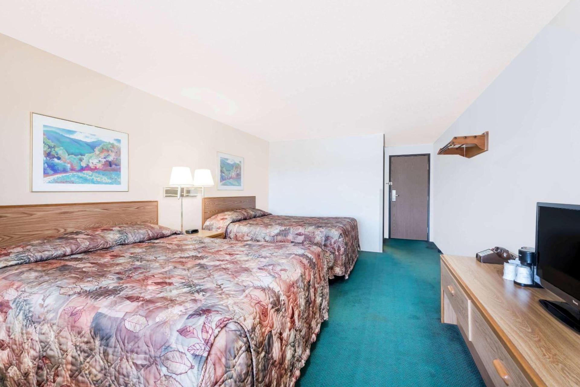 Super 8 by Wyndham Belle Fourche SD photo 9