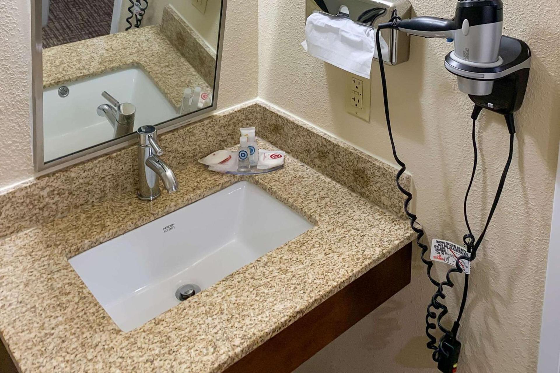 Comfort Inn Pittsburgh Crafton photo 18