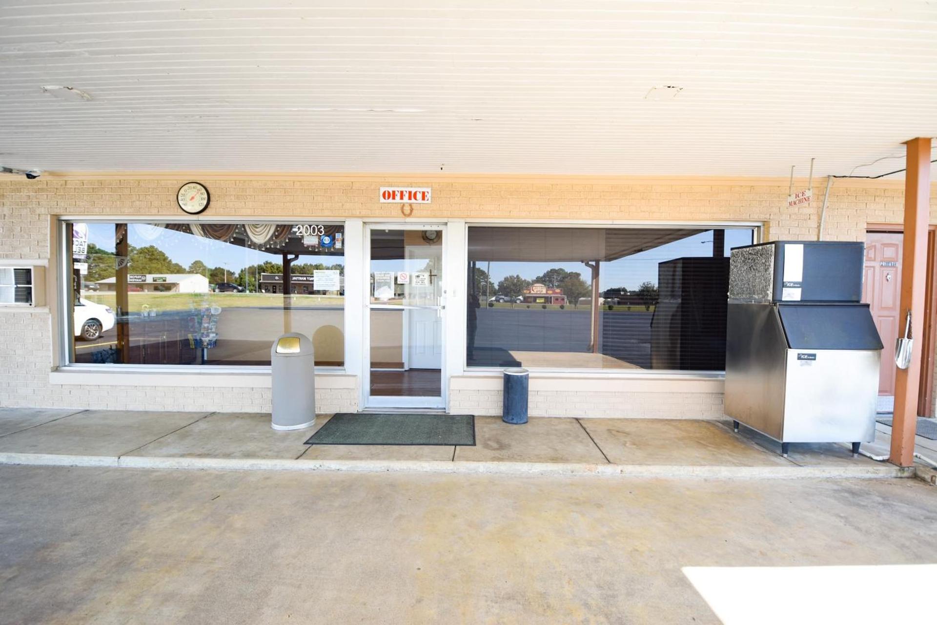 Economy Inn Beebe photo 25