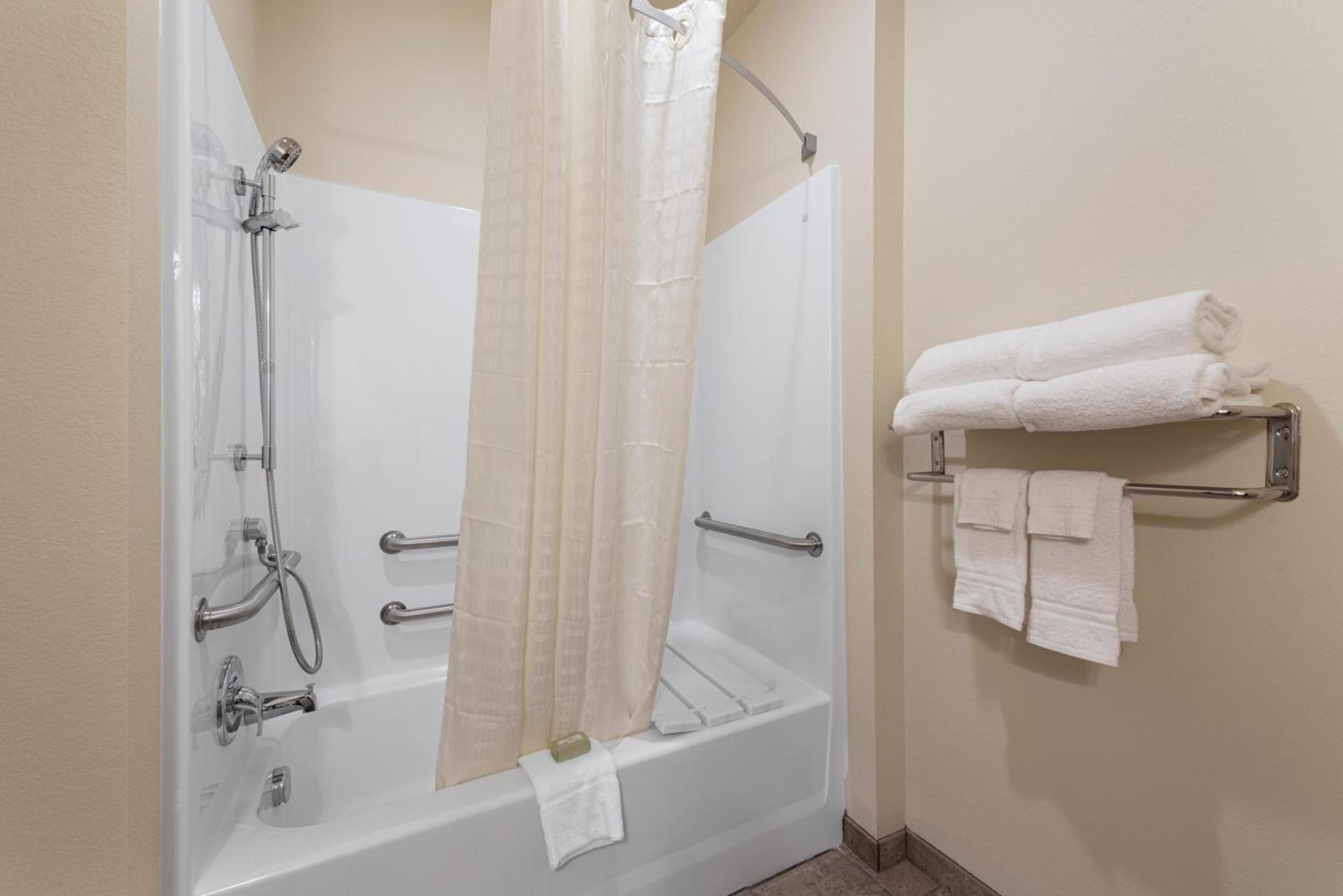 Cobblestone Hotel & Suites - Austin photo 4