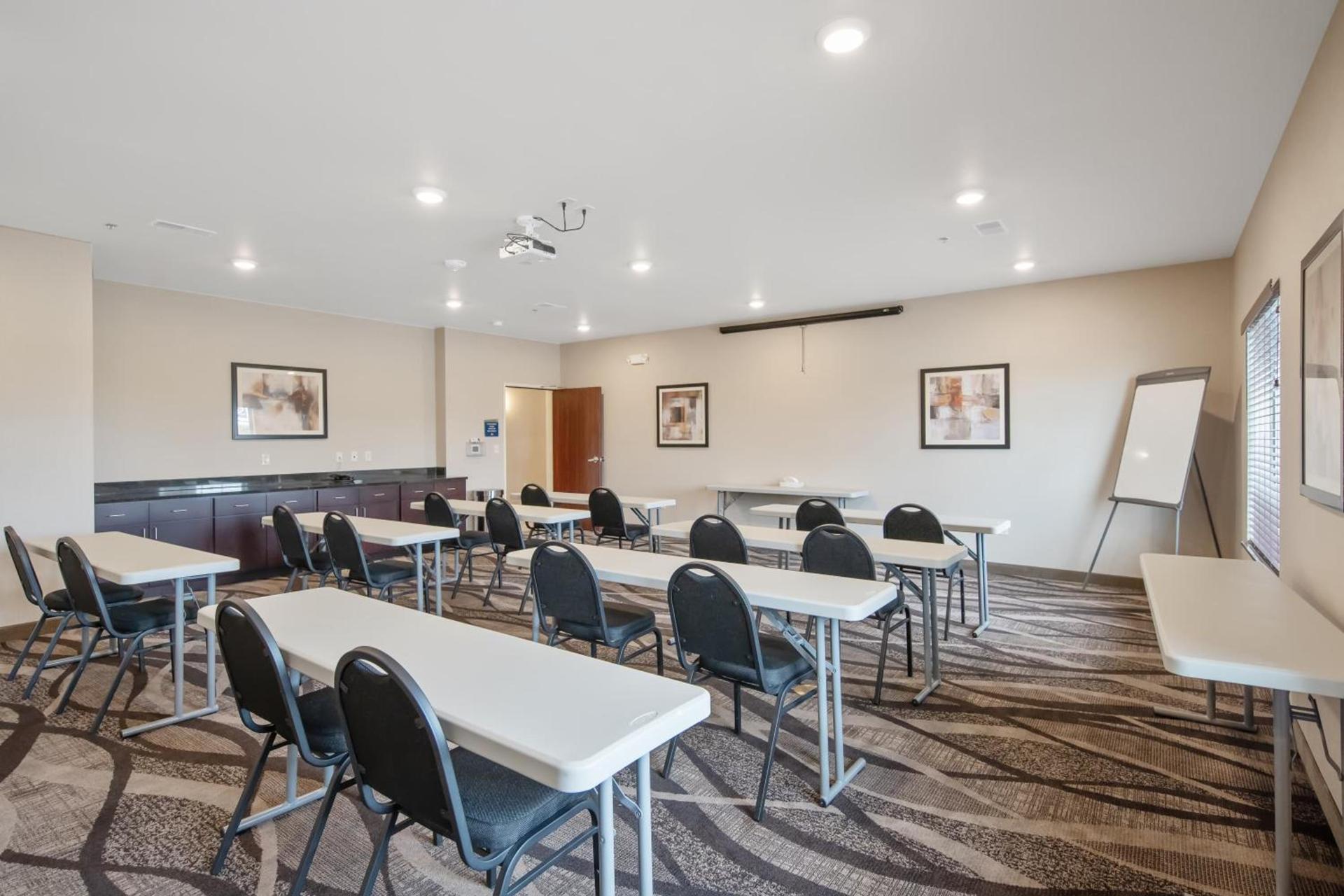Cobblestone Hotel & Suites - Austin photo 8