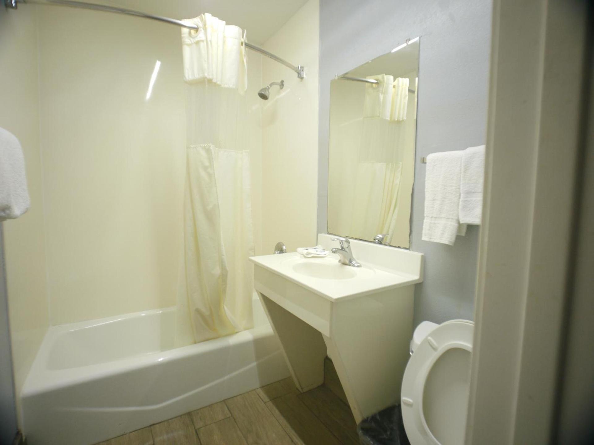 Texas Inn McAllen Airport photo 29