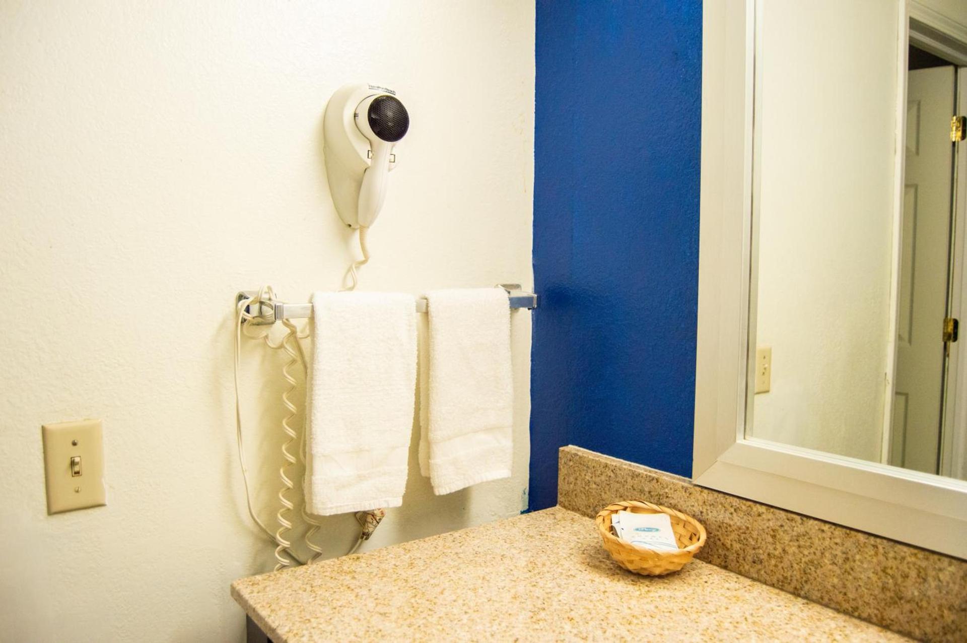 Blue Jay Inn & Suites photo 12
