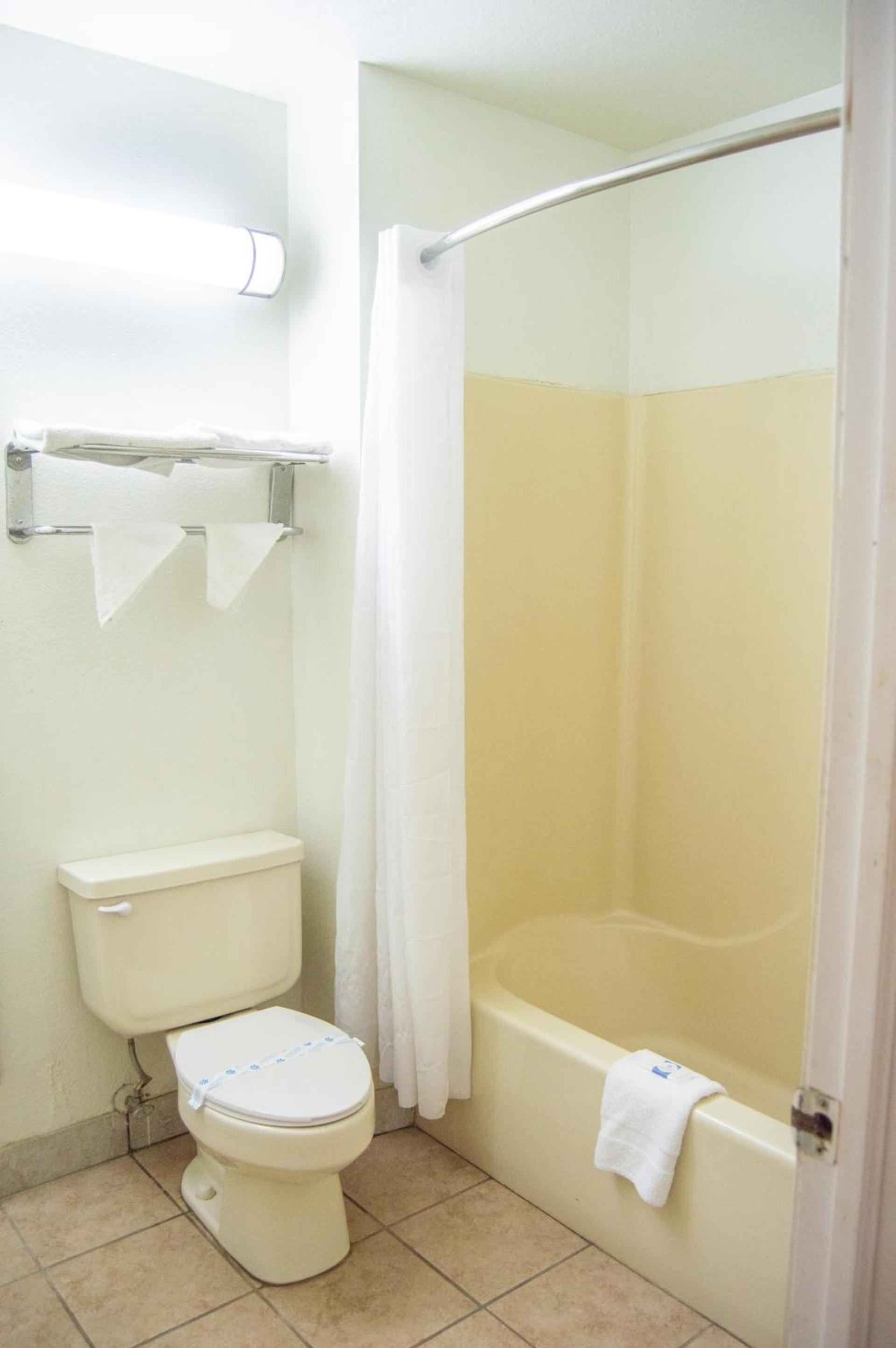 Blue Jay Inn & Suites photo 14