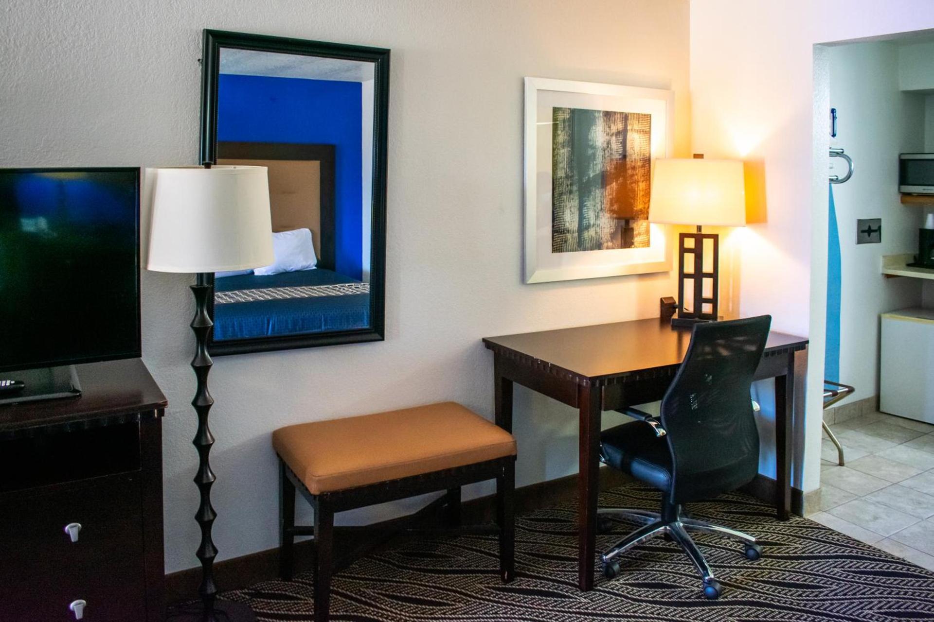 Blue Jay Inn & Suites photo 6