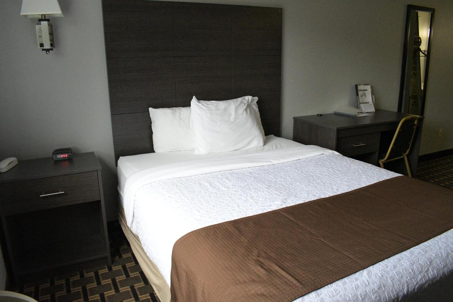 Adams Inn and Suites photo 23
