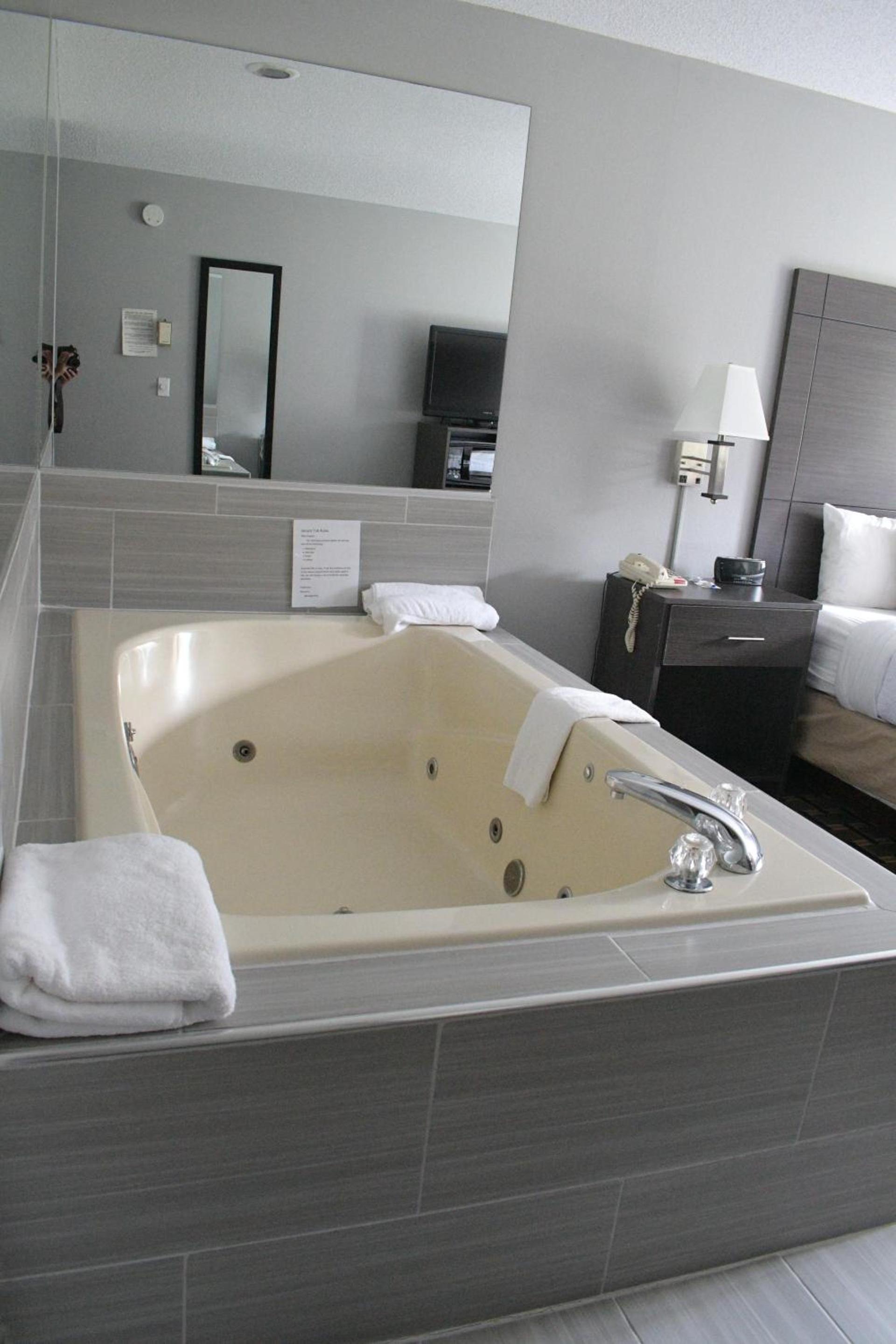 Adams Inn and Suites photo 30