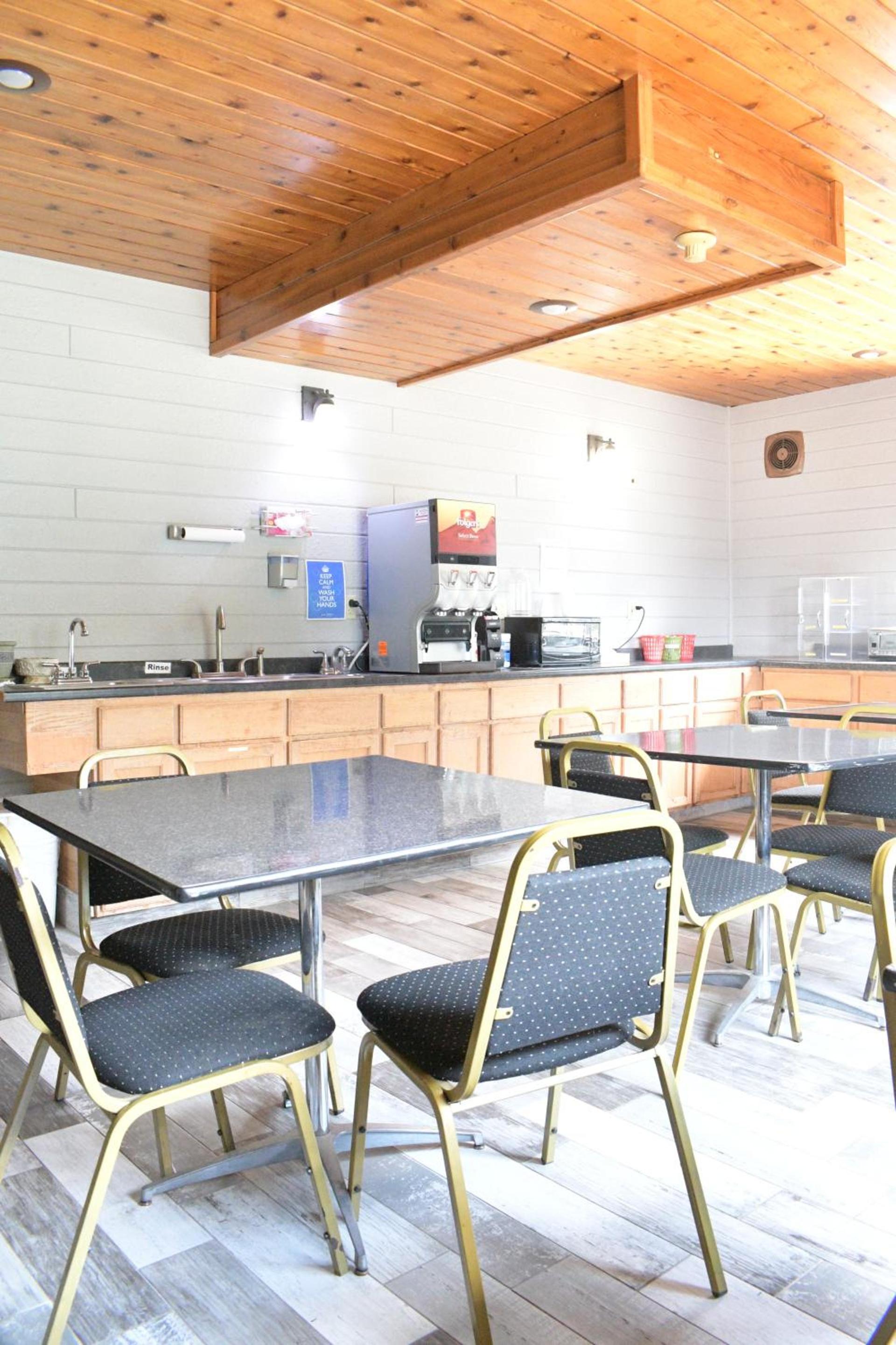 Adams Inn and Suites photo 31