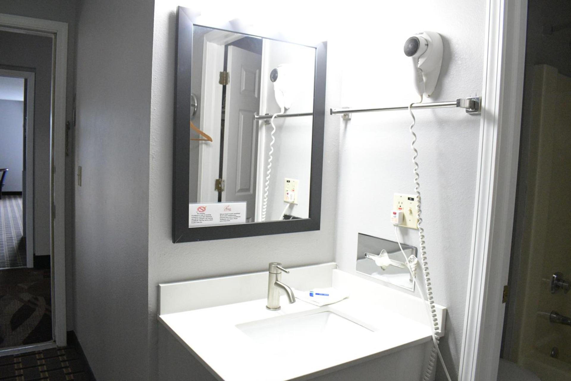Adams Inn and Suites photo 39