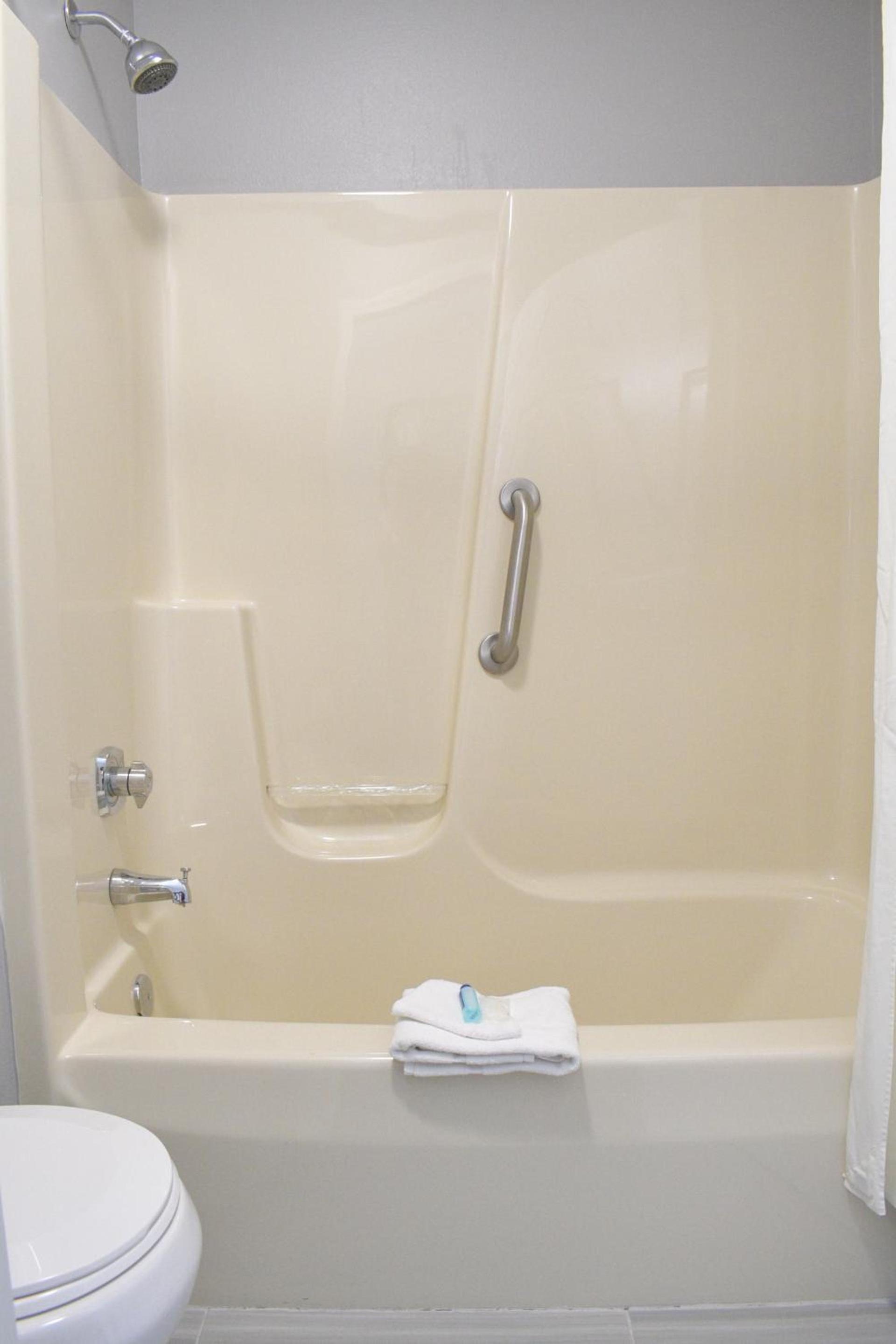 Adams Inn and Suites photo 42