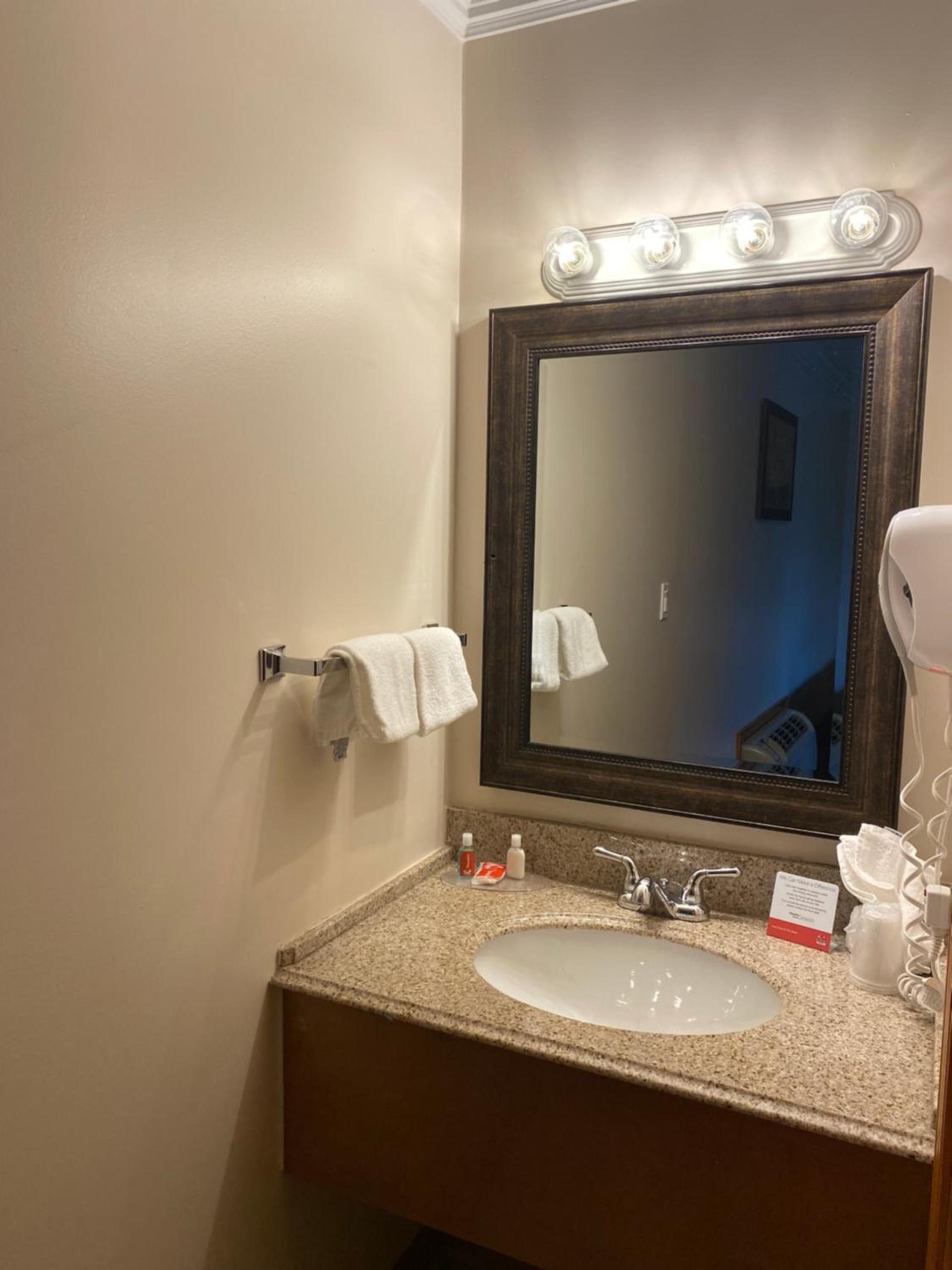 Econo Lodge at the Falls North photo 43