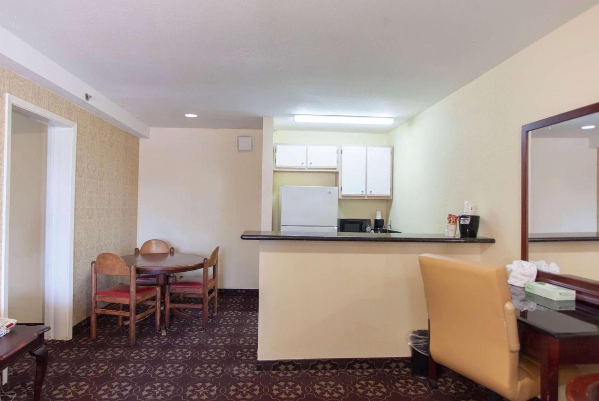 Days Inn by Wyndham Shenandoah photo 24