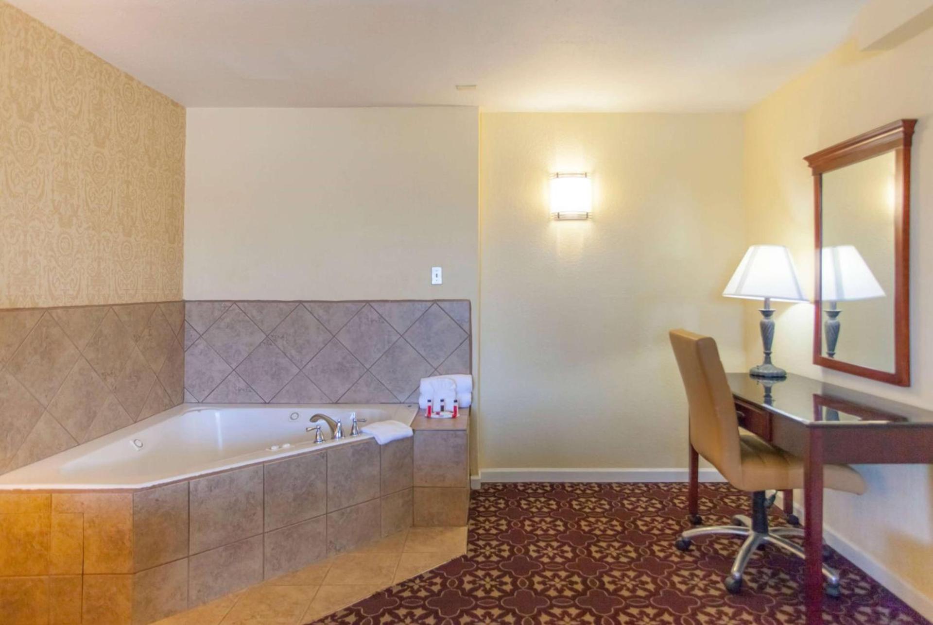 Days Inn by Wyndham Shenandoah photo 28