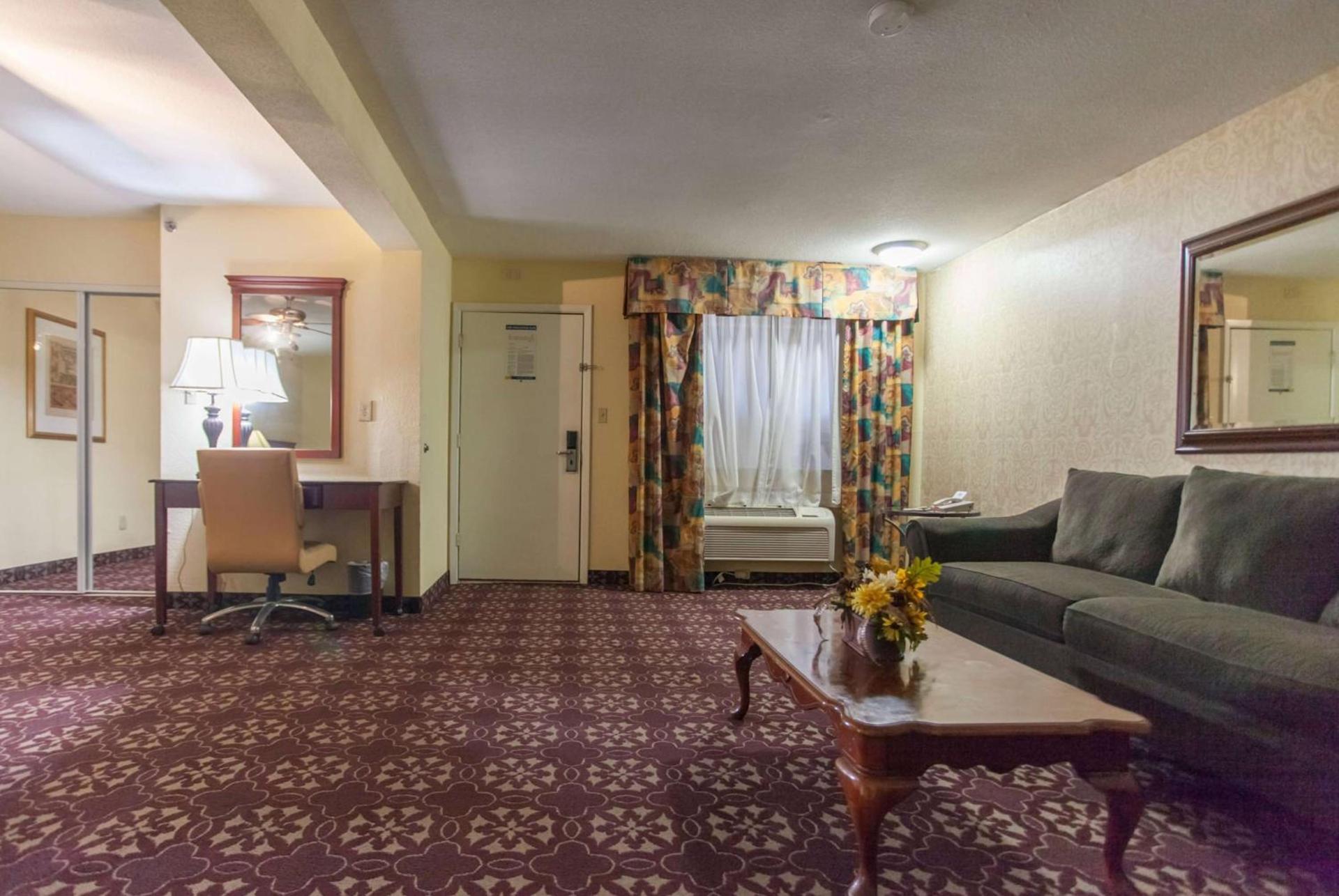 Days Inn by Wyndham Shenandoah photo 33