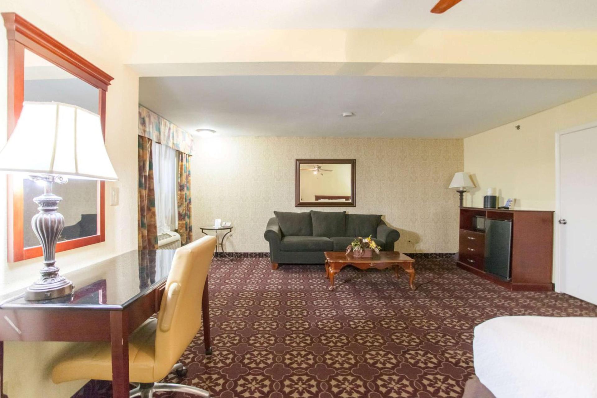 Days Inn by Wyndham Shenandoah photo 38