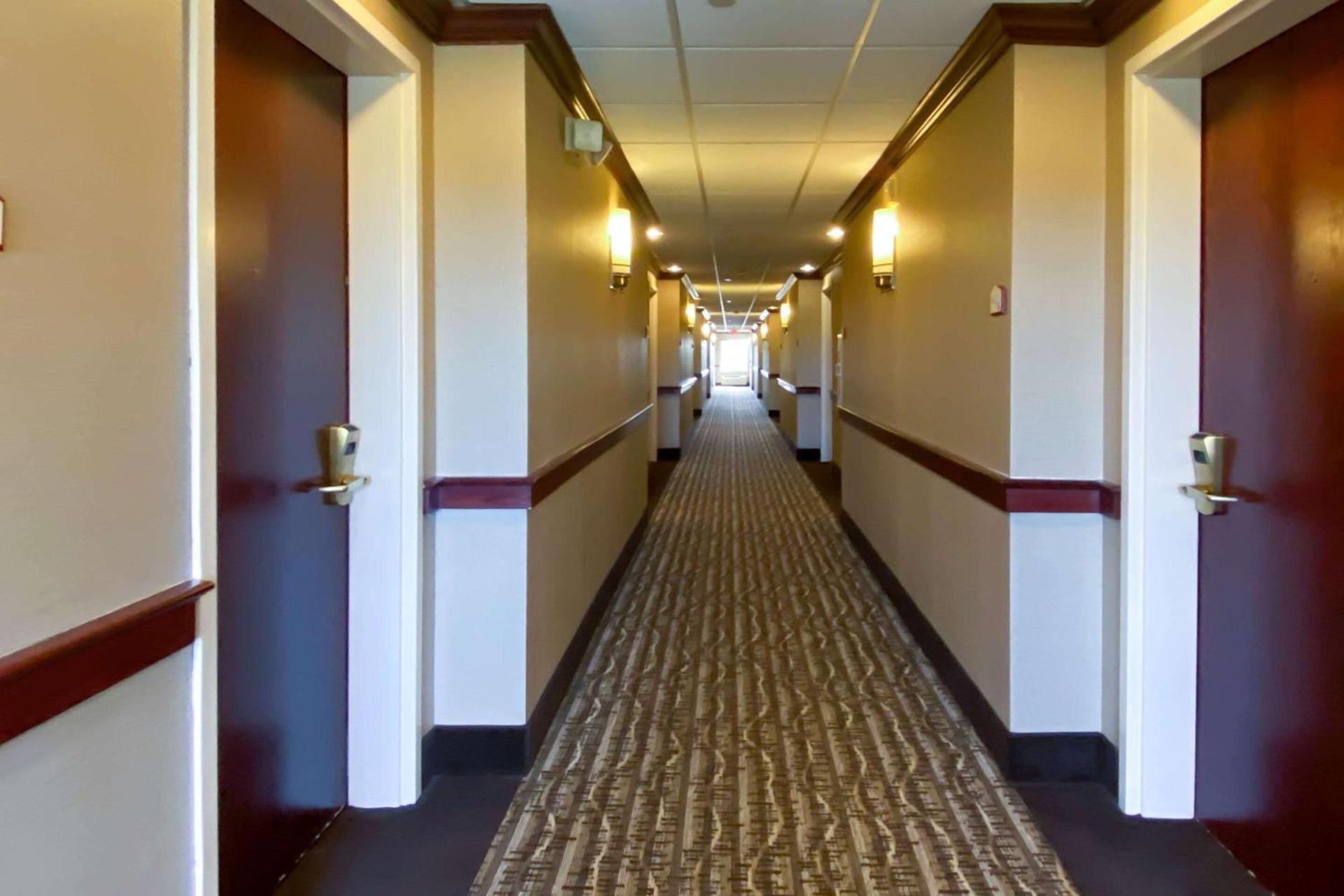 Comfort Inn East Windsor - Springfield photo 2