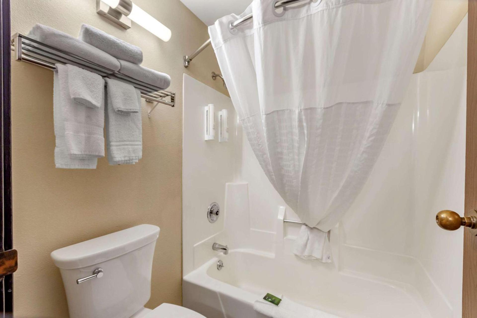 Clarion Pointe Racine - Mount Pleasant photo 12