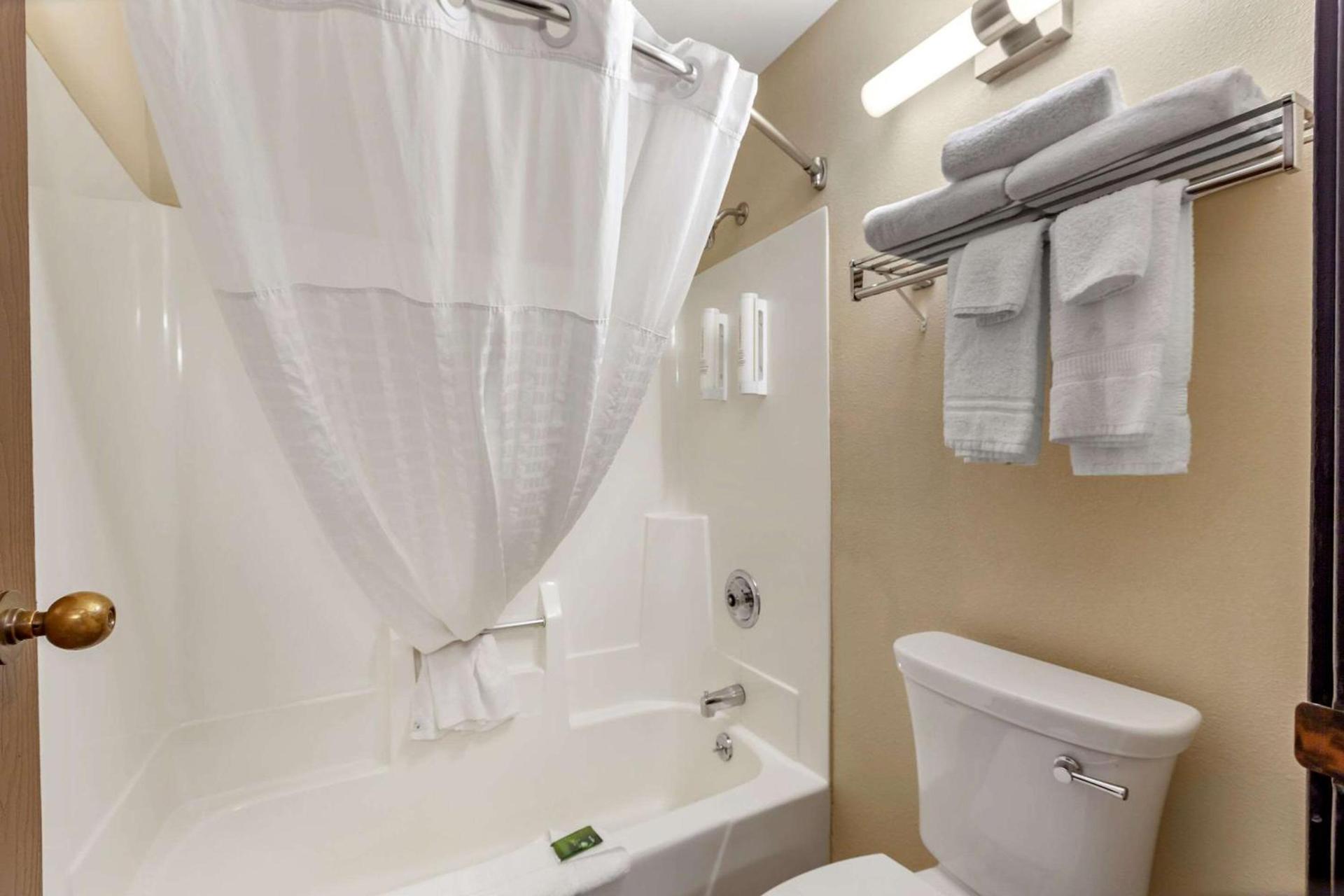 Clarion Pointe Racine - Mount Pleasant photo 18