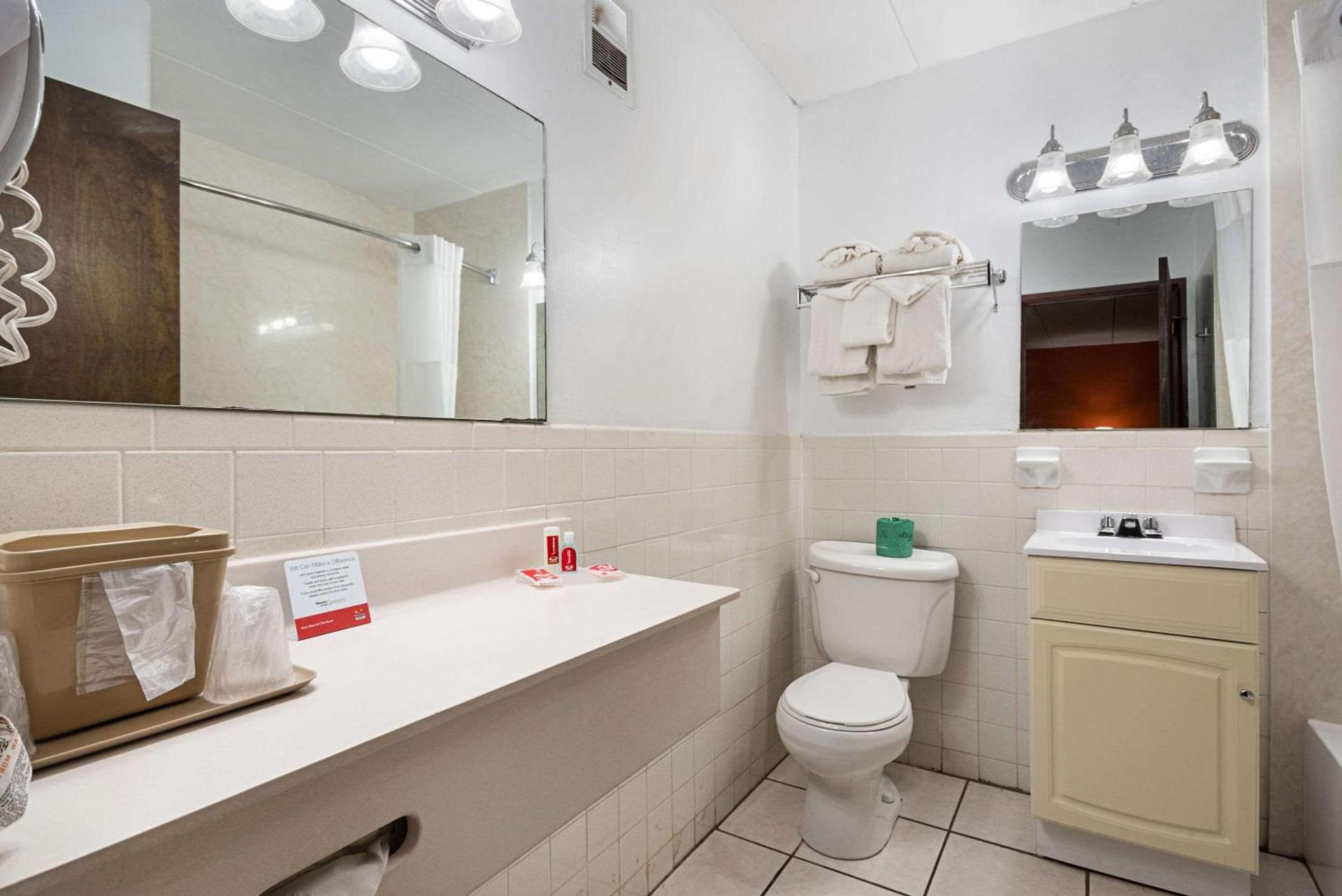 Econo Lodge Inn & Suites Windsor Locks Bradley Airport photo 10