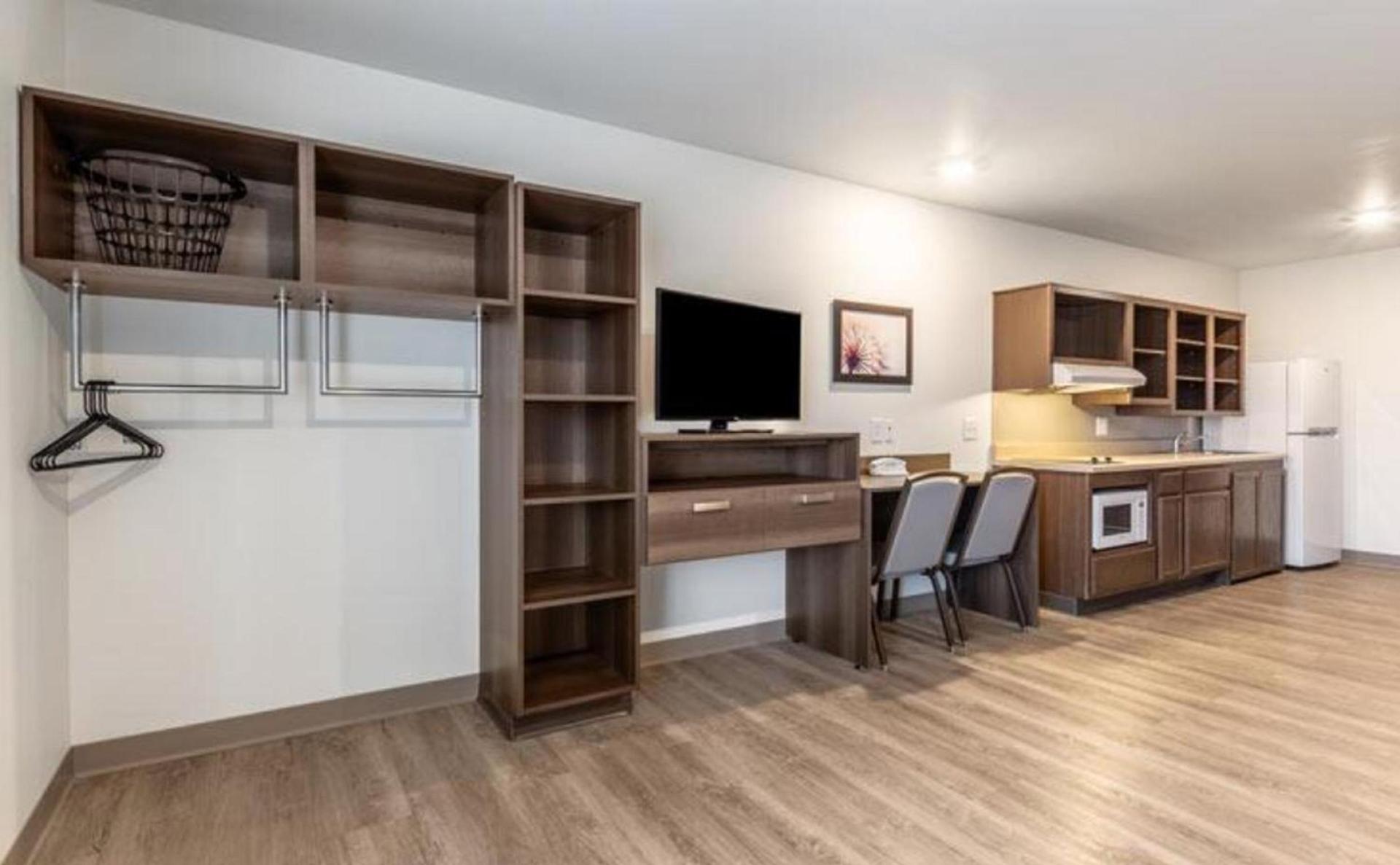 WoodSpring Suites Indianapolis Castleton photo 26