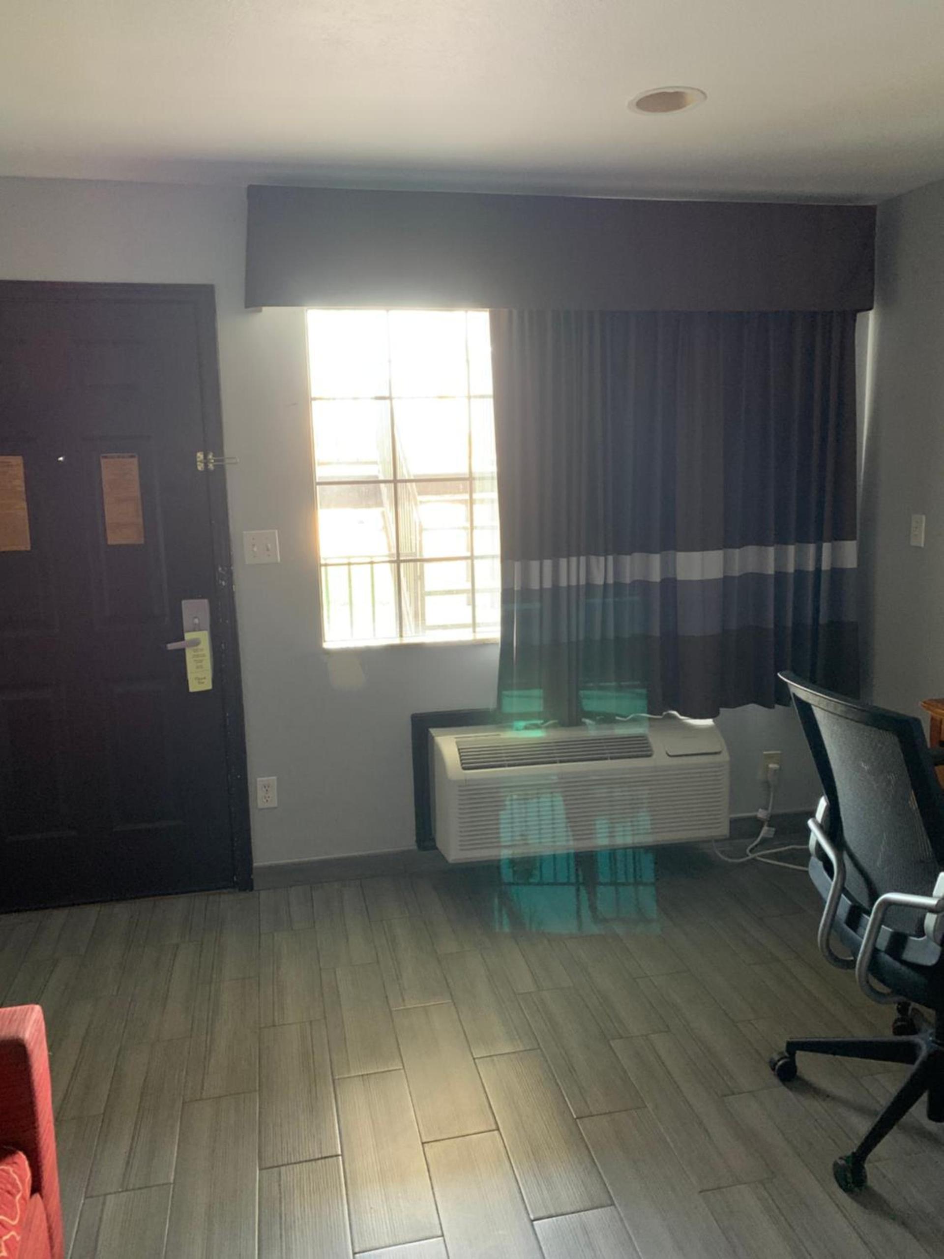 Deluxe Inn and Suites photo 77