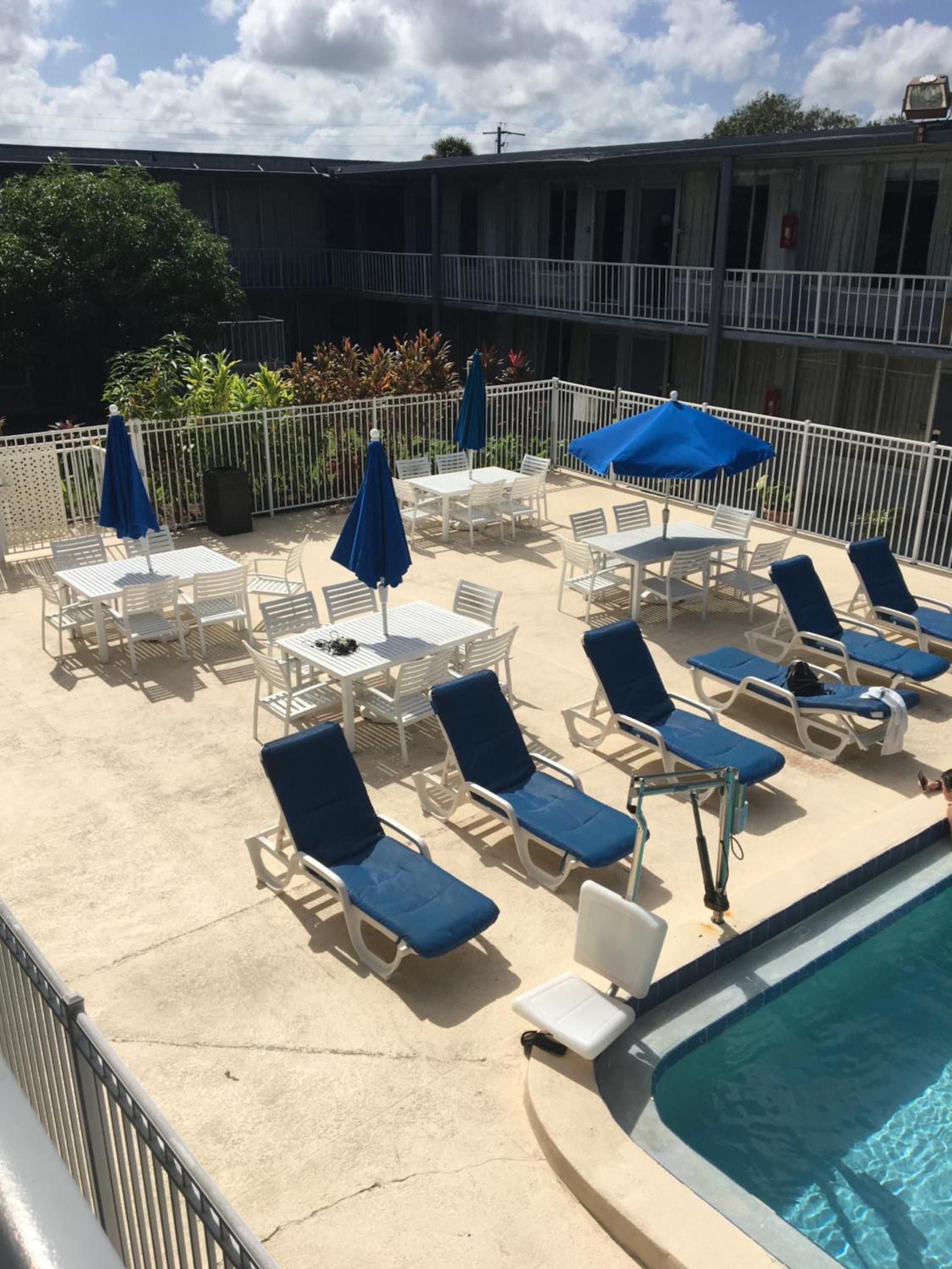 Days Inn by Wyndham Stuart photo 40