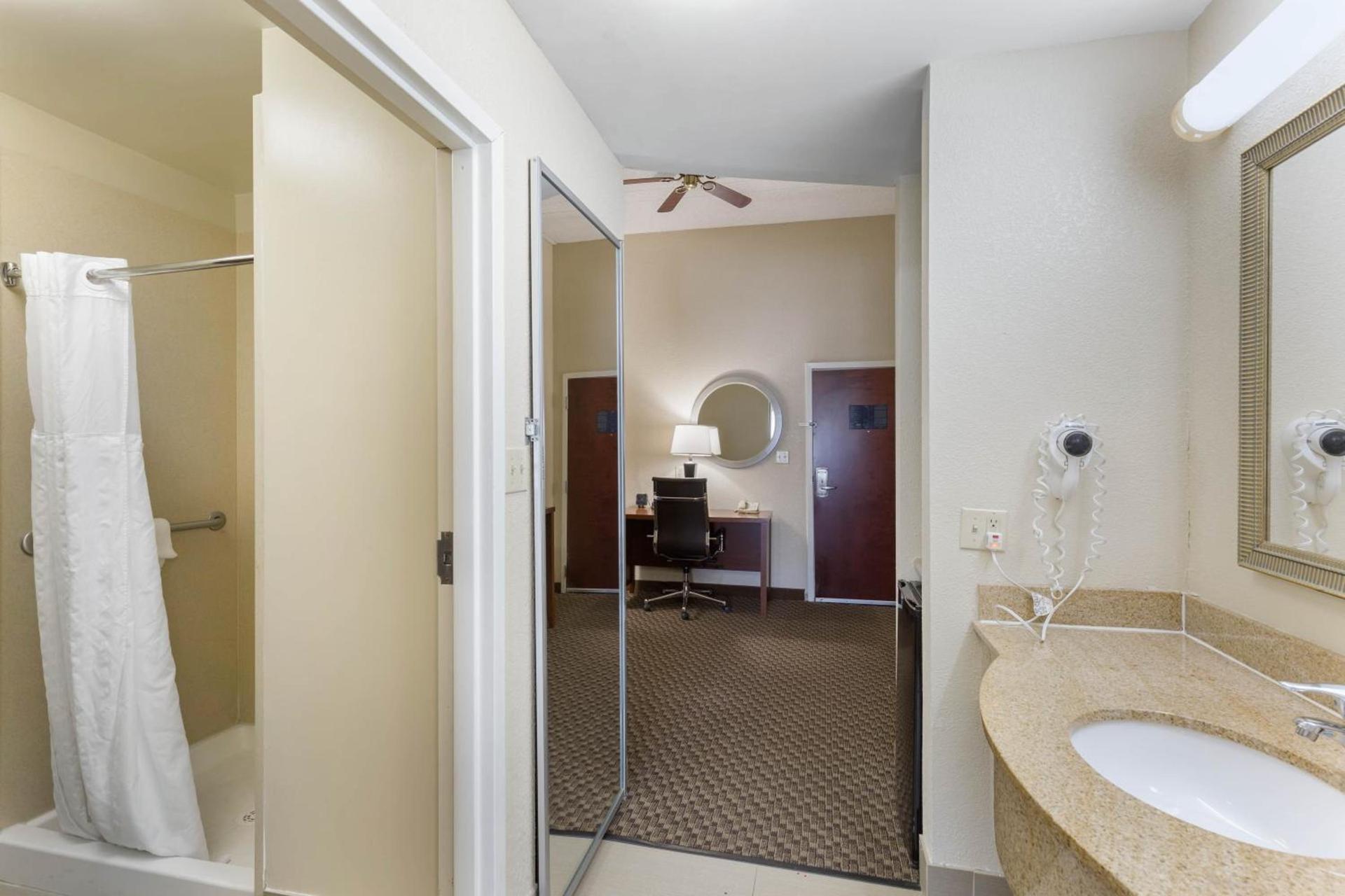 Comfort Suites Elkridge Columbia Gateway photo 35