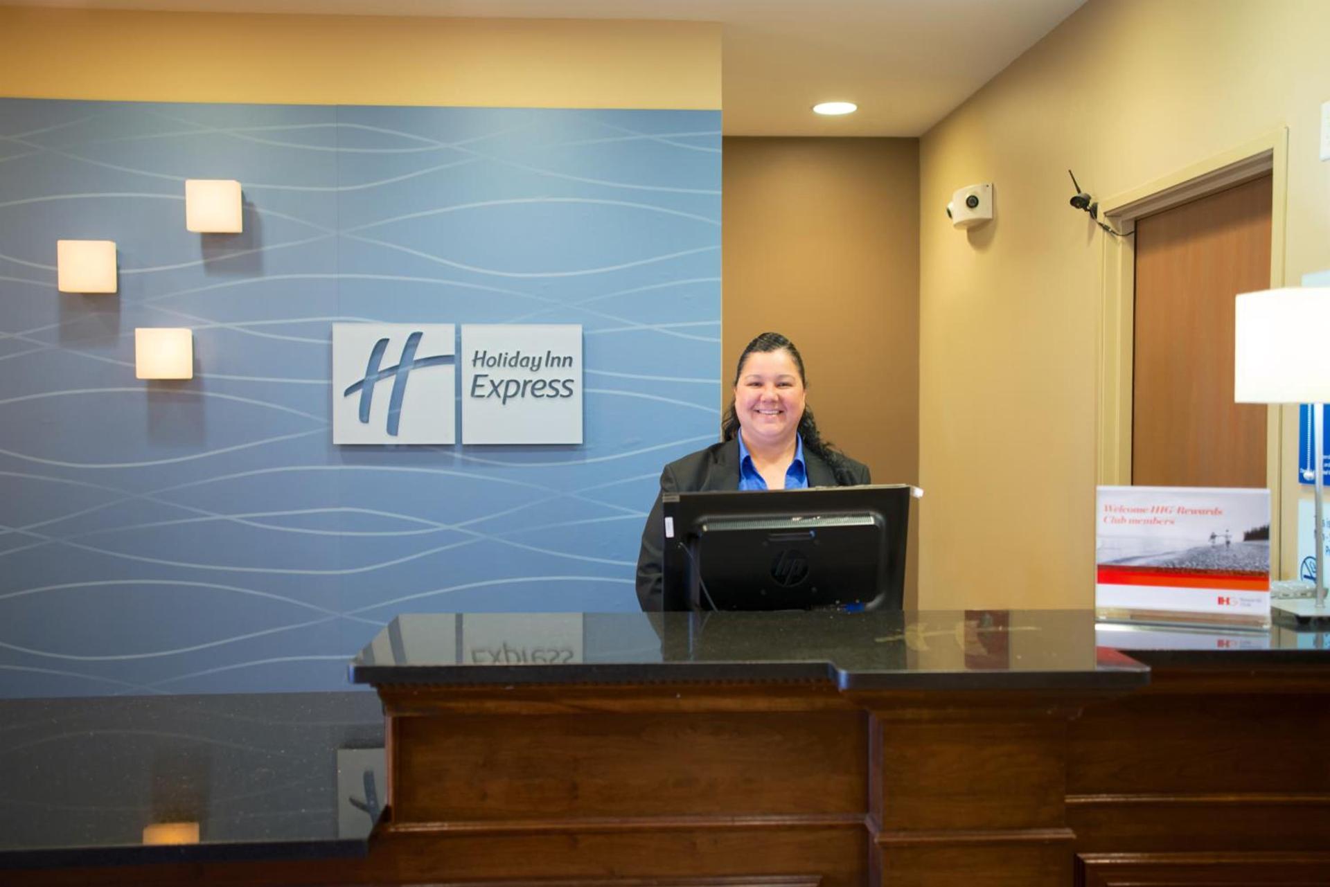 Holiday Inn Express Devils Lake by IHG photo 9