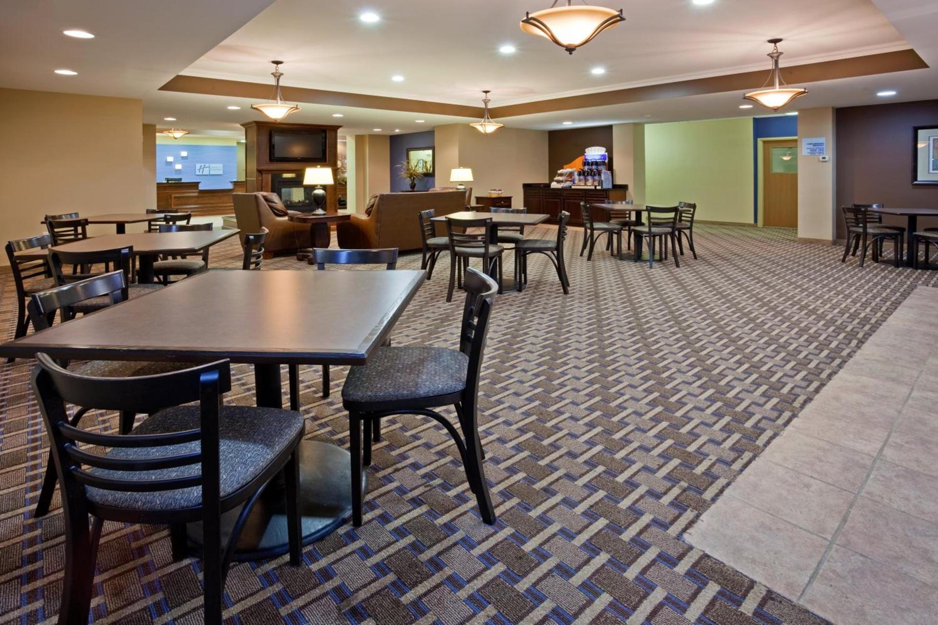Holiday Inn Express Devils Lake by IHG photo 7