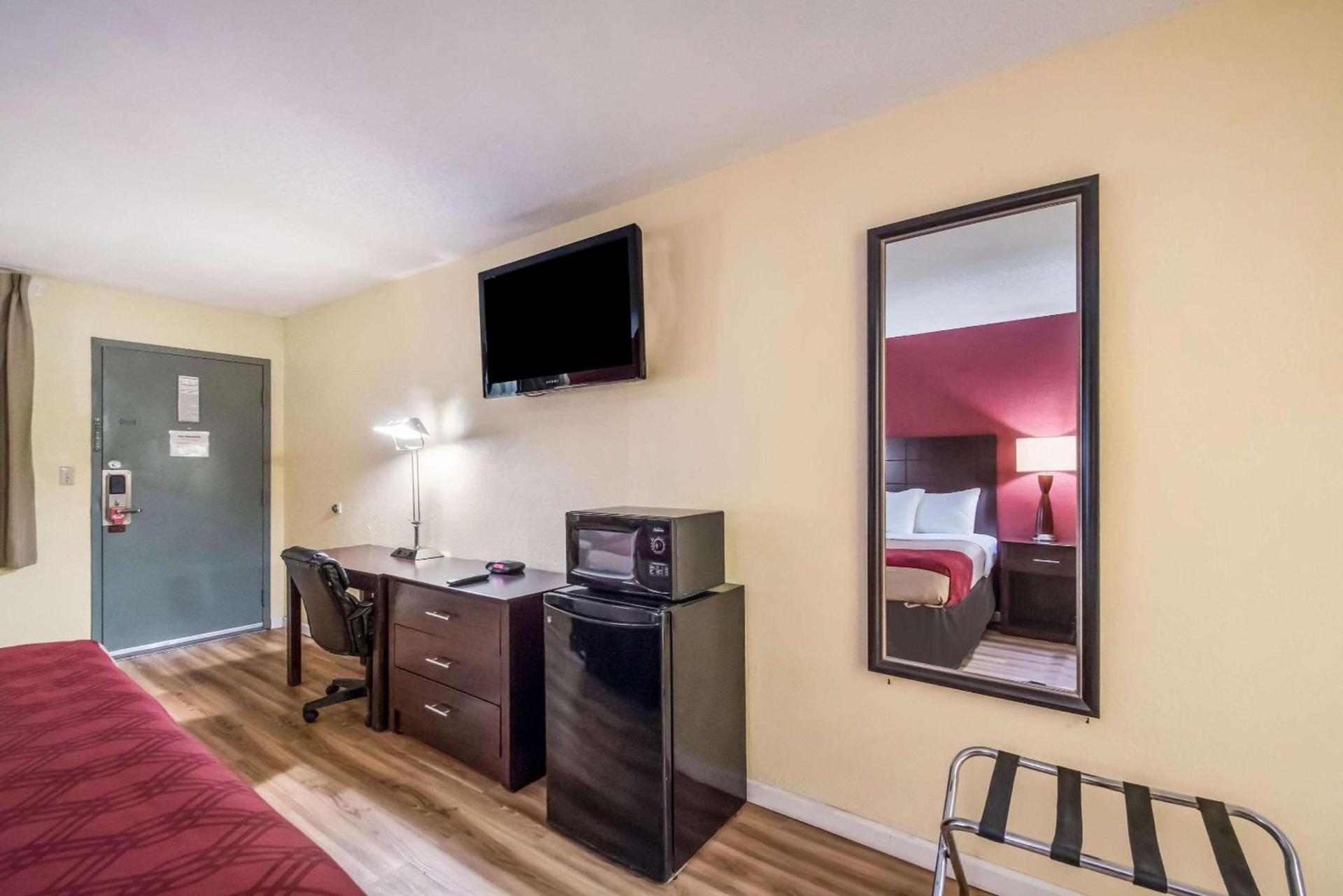 Econo Lodge Kearney - Liberty photo 23