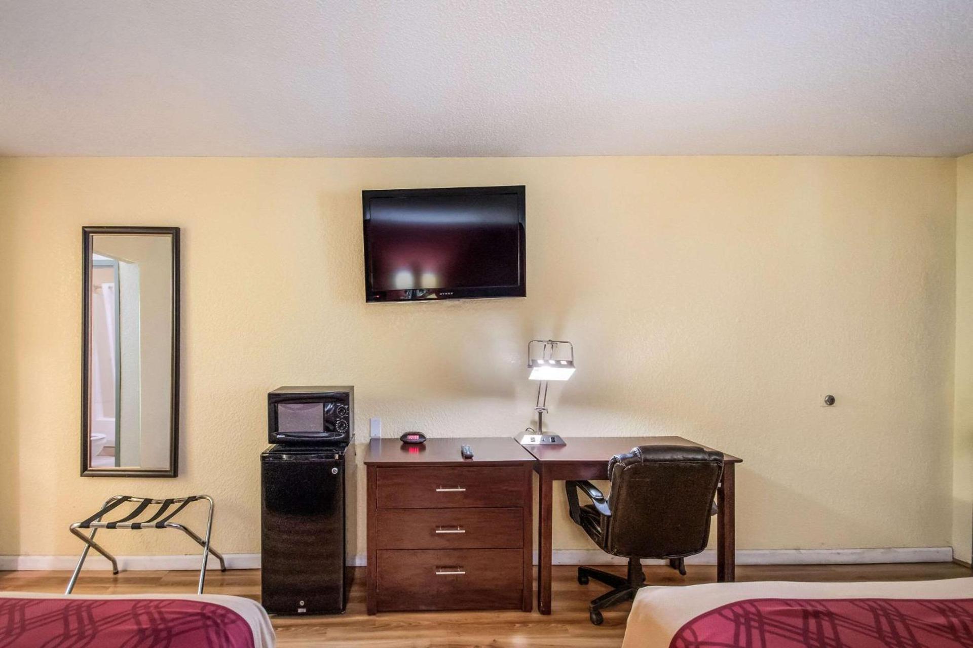 Econo Lodge Kearney - Liberty photo 15