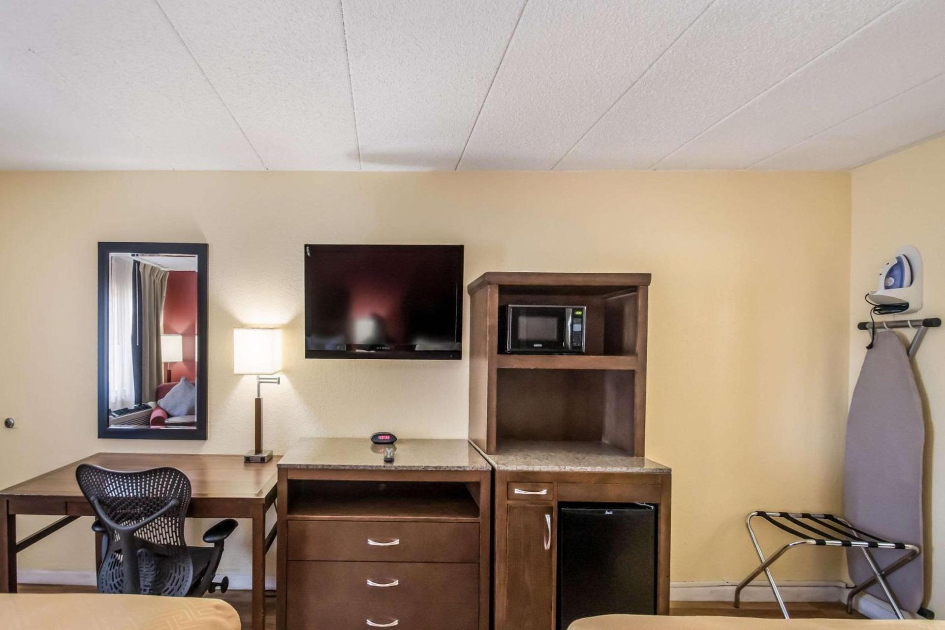 Econo Lodge Kearney - Liberty photo 12