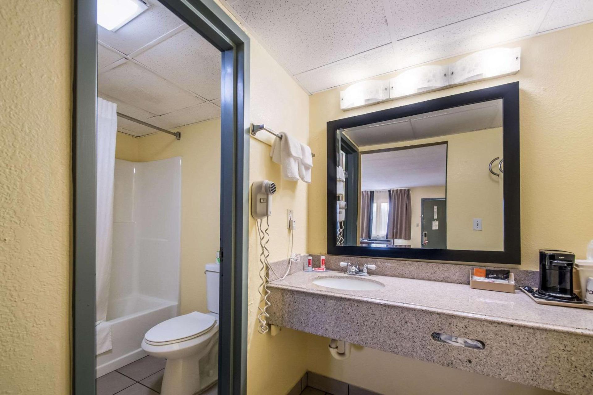 Econo Lodge Kearney - Liberty photo 8