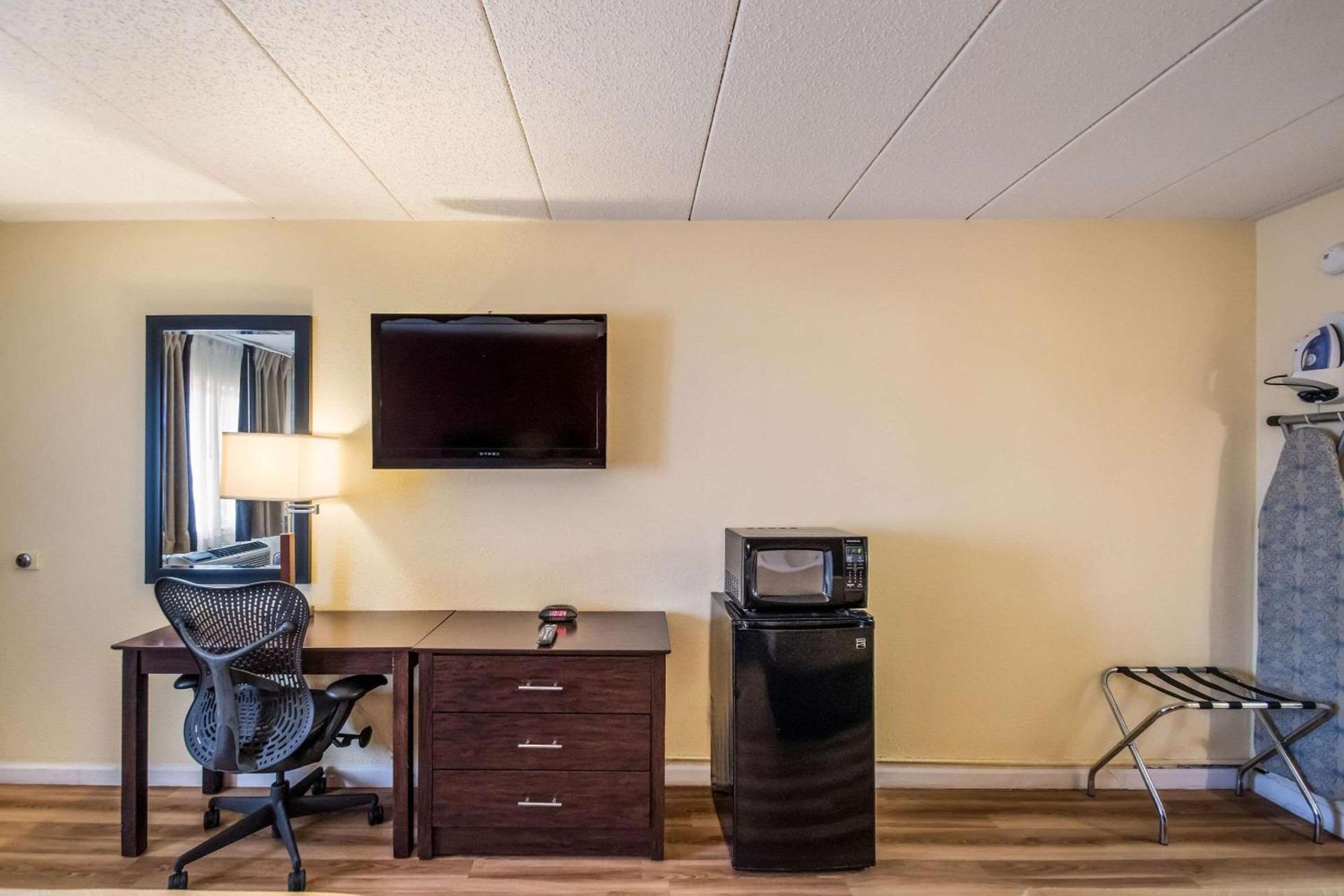 Econo Lodge Kearney - Liberty photo 6