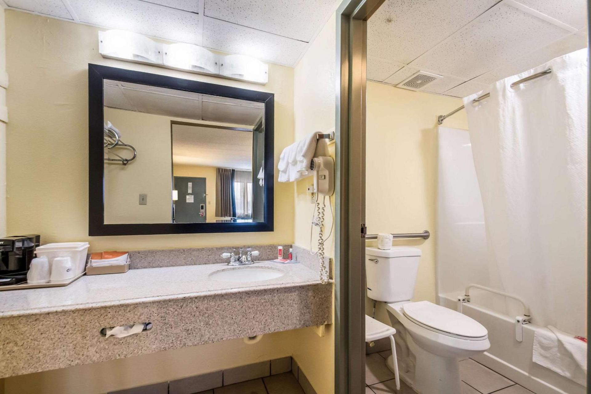 Econo Lodge Kearney - Liberty photo 4