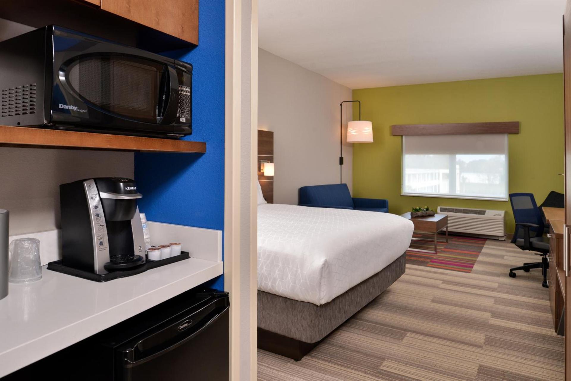 Holiday Inn Express & Suites Alachua - Gainesville Area by IHG photo 71