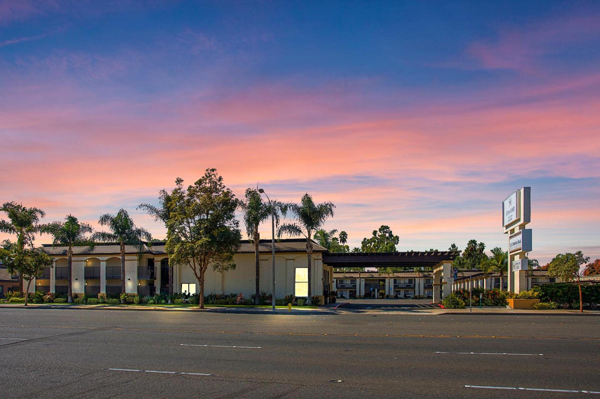 Stanford Inn & Suites Anaheim photo 4