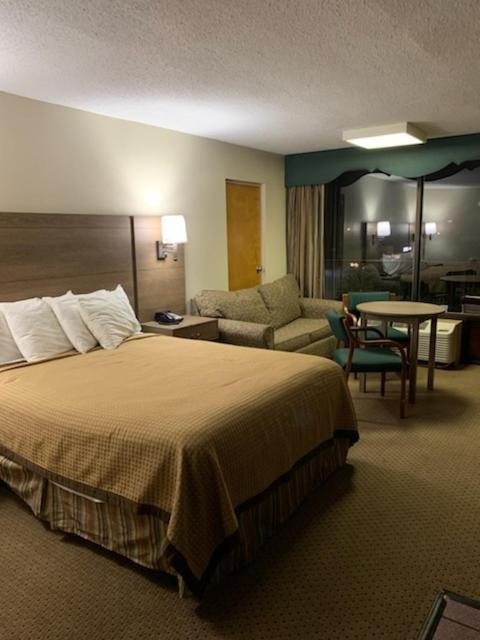 Riverside Motor Lodge - Pigeon Forge photo 13