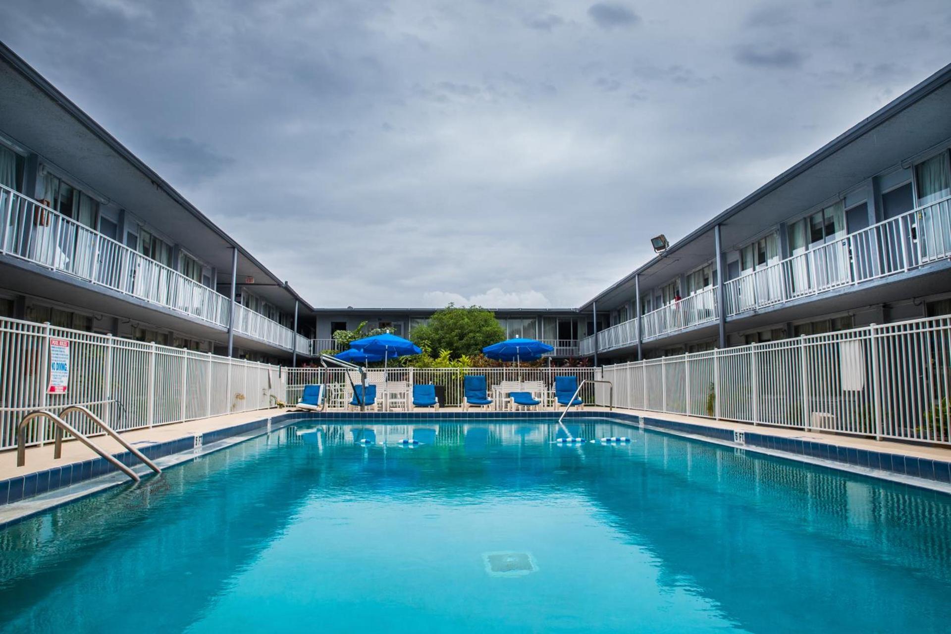 Days Inn by Wyndham Stuart photo 46