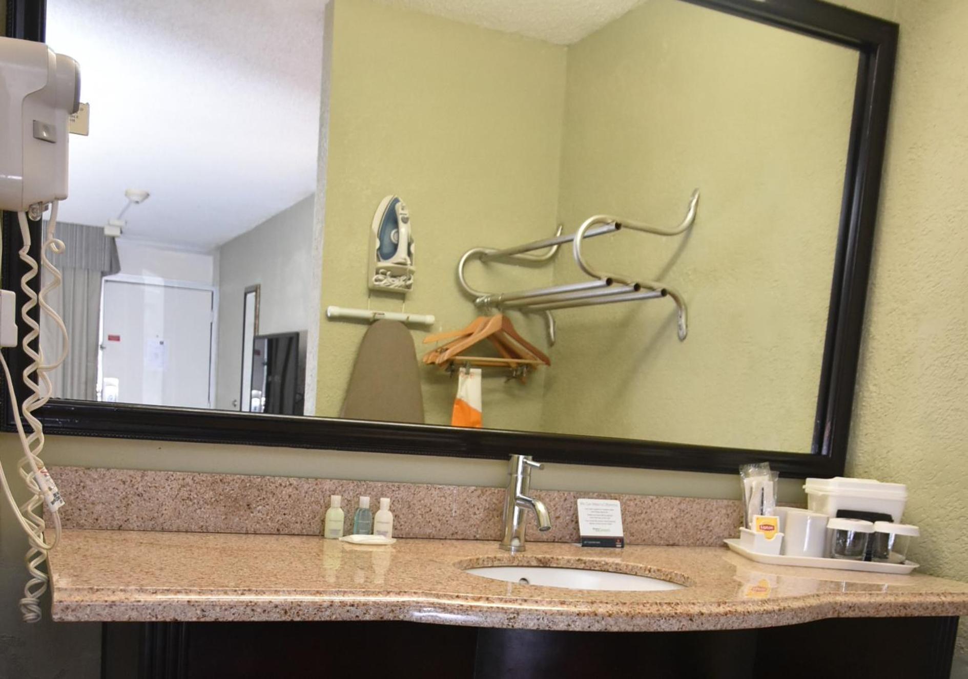 Days Inn by Wyndham Stuart photo 52
